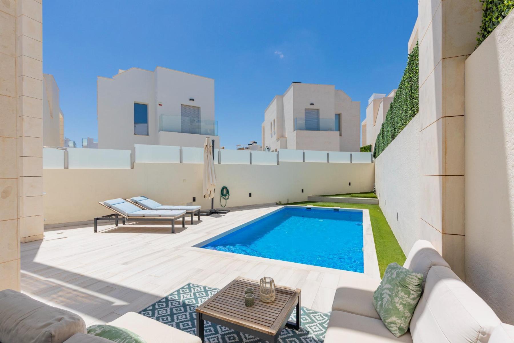 Chalet moderno con piscina privada y vistas al mar en Lomas de Cabo Roig