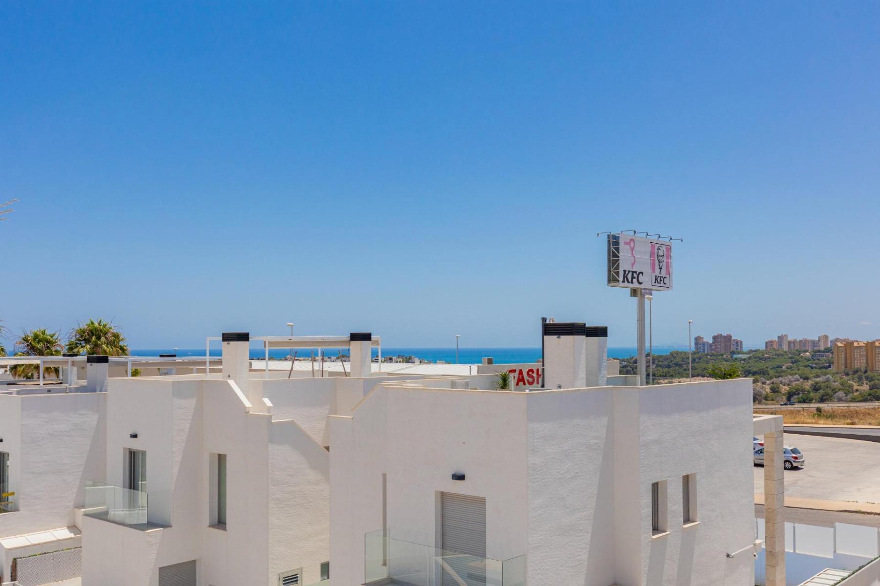 Chalet moderno con piscina privada y vistas al mar en Lomas de Cabo Roig