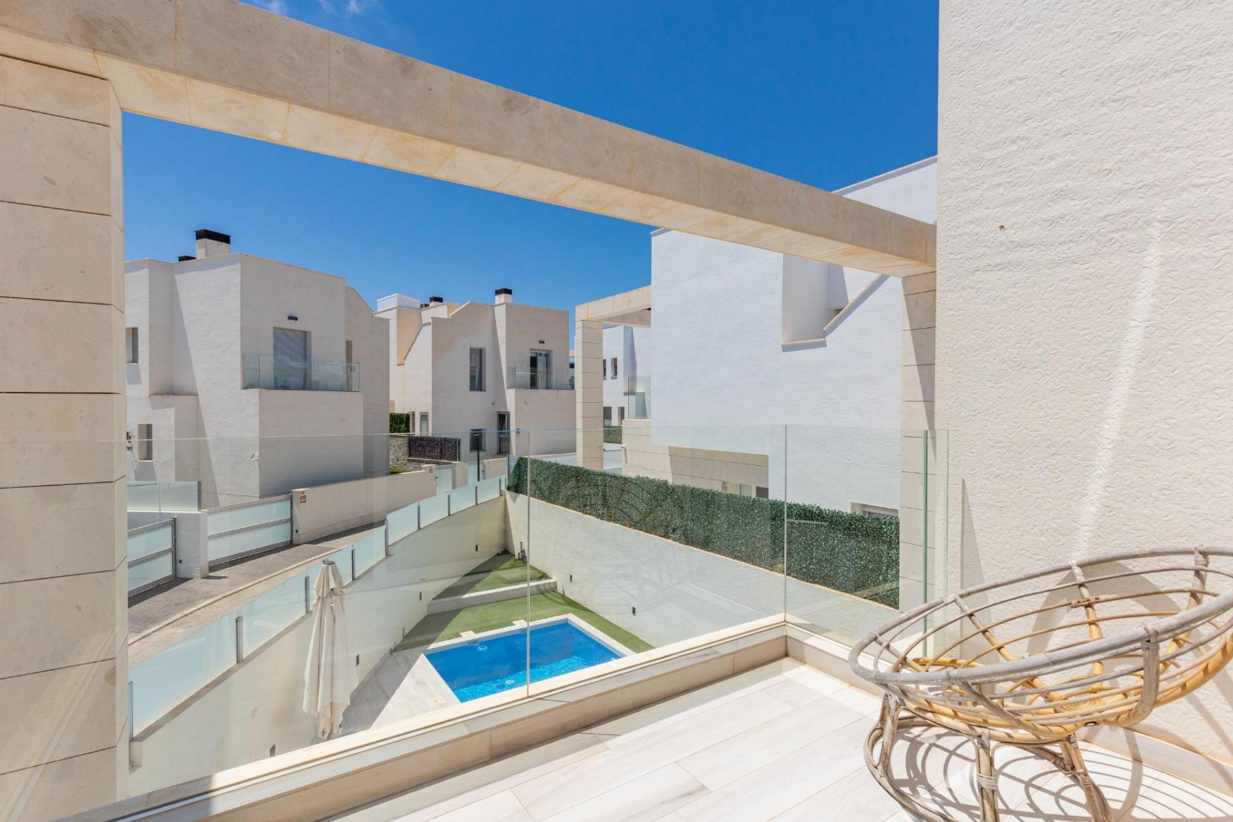 Chalet moderno con piscina privada y vistas al mar en Lomas de Cabo Roig