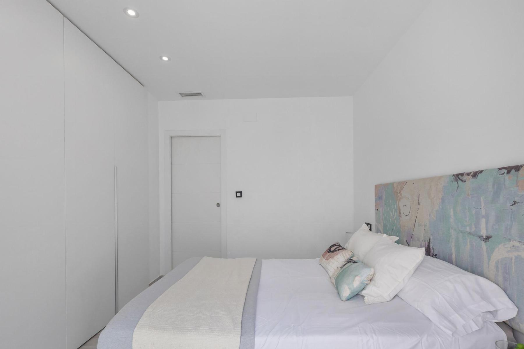 Chalet moderno con piscina privada y vistas al mar en Lomas de Cabo Roig