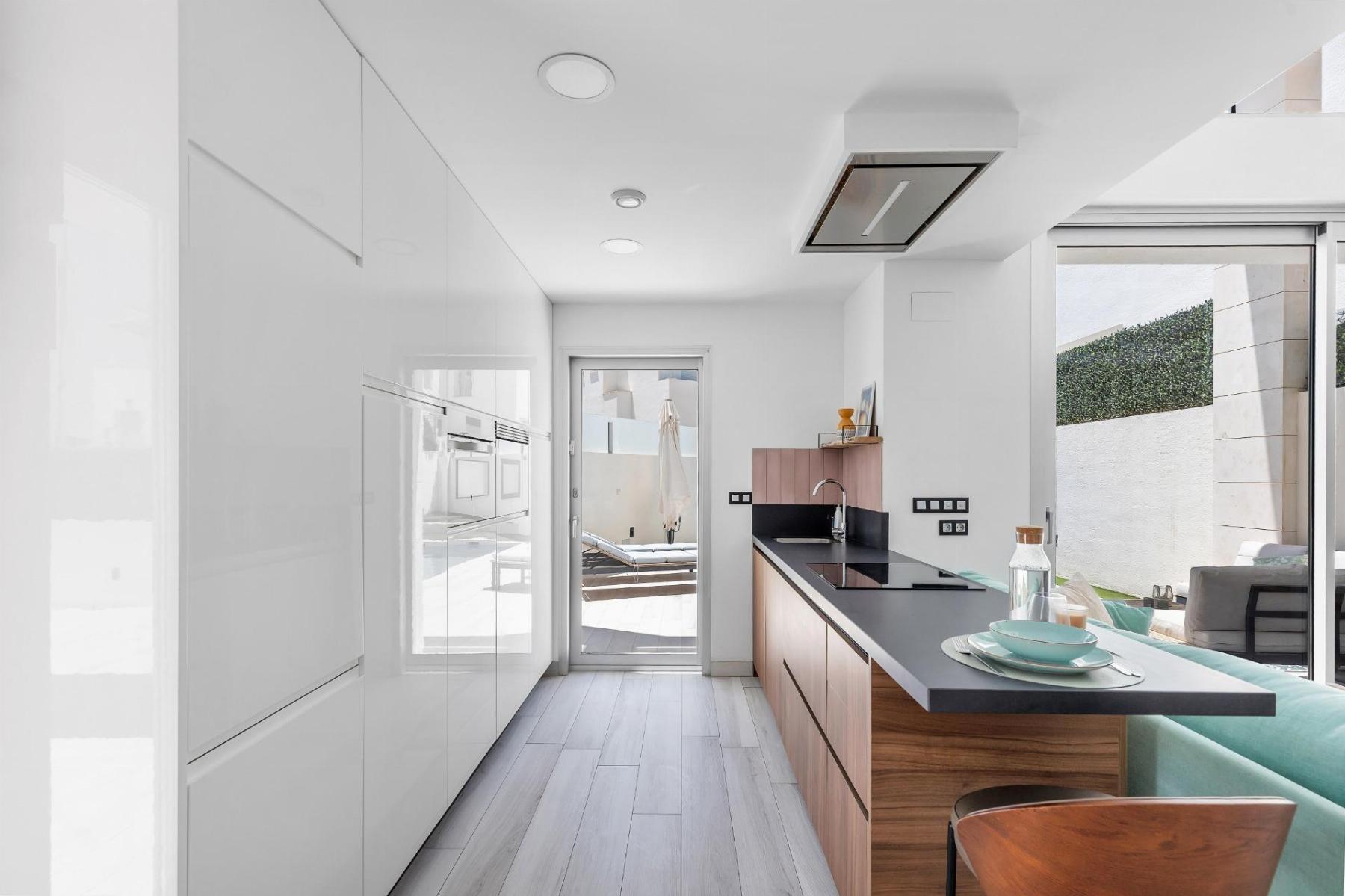 Chalet moderno con piscina privada y vistas al mar en Lomas de Cabo Roig