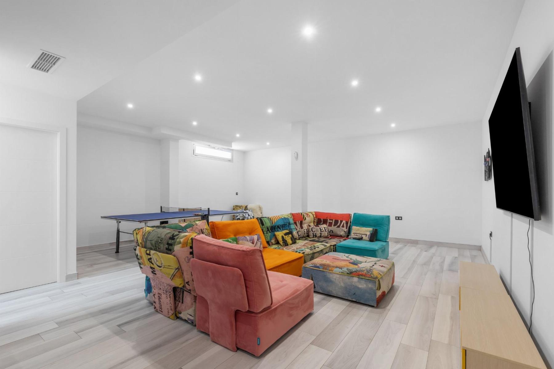 Chalet moderno con piscina privada y vistas al mar en Lomas de Cabo Roig