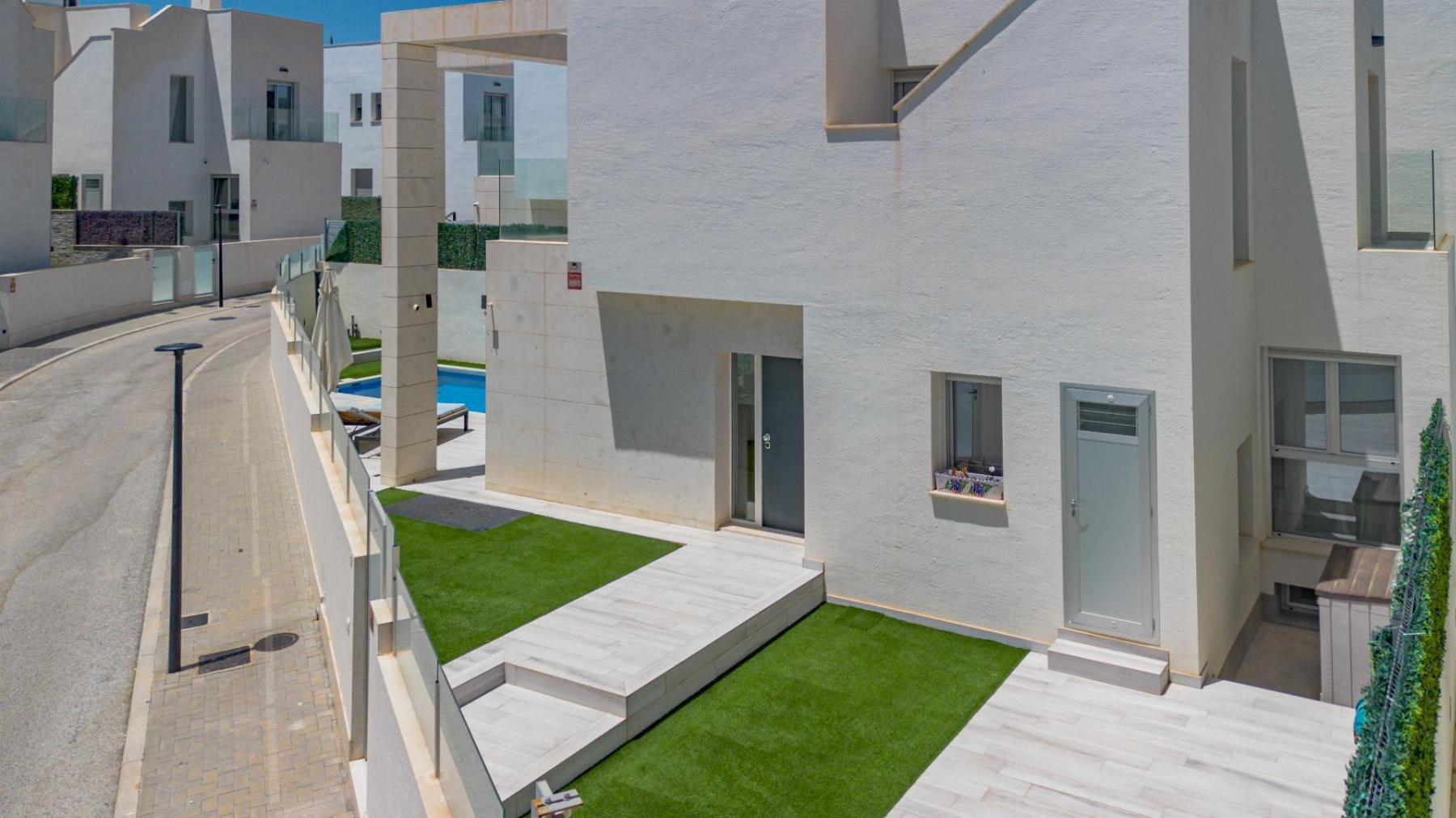Chalet moderno con piscina privada y vistas al mar en Lomas de Cabo Roig
