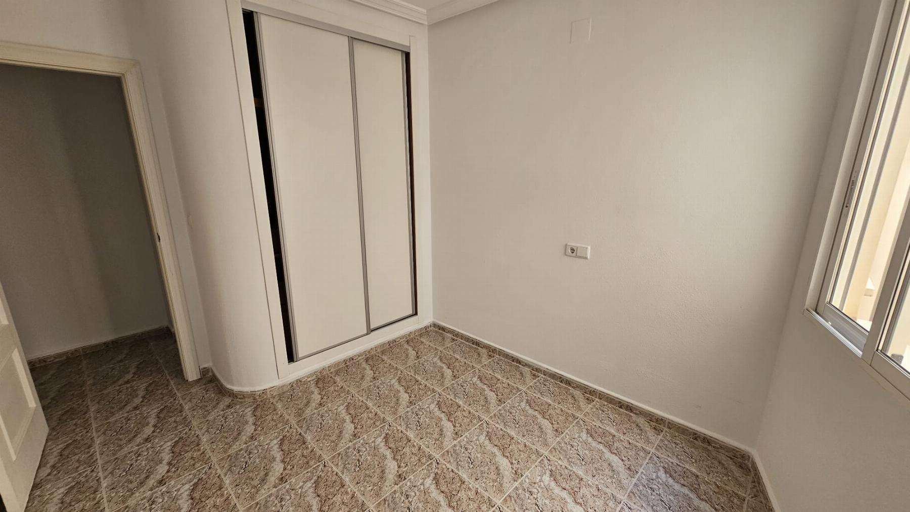 Apartamento a 400m de Playa del Cura en Torrevieja — 2 dorm. y terraza