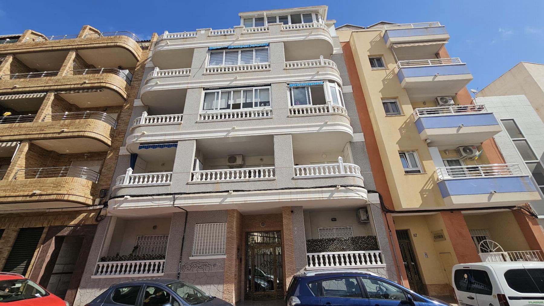 Apartamento a 400m de Playa del Cura en Torrevieja — 2 dorm. y terraza