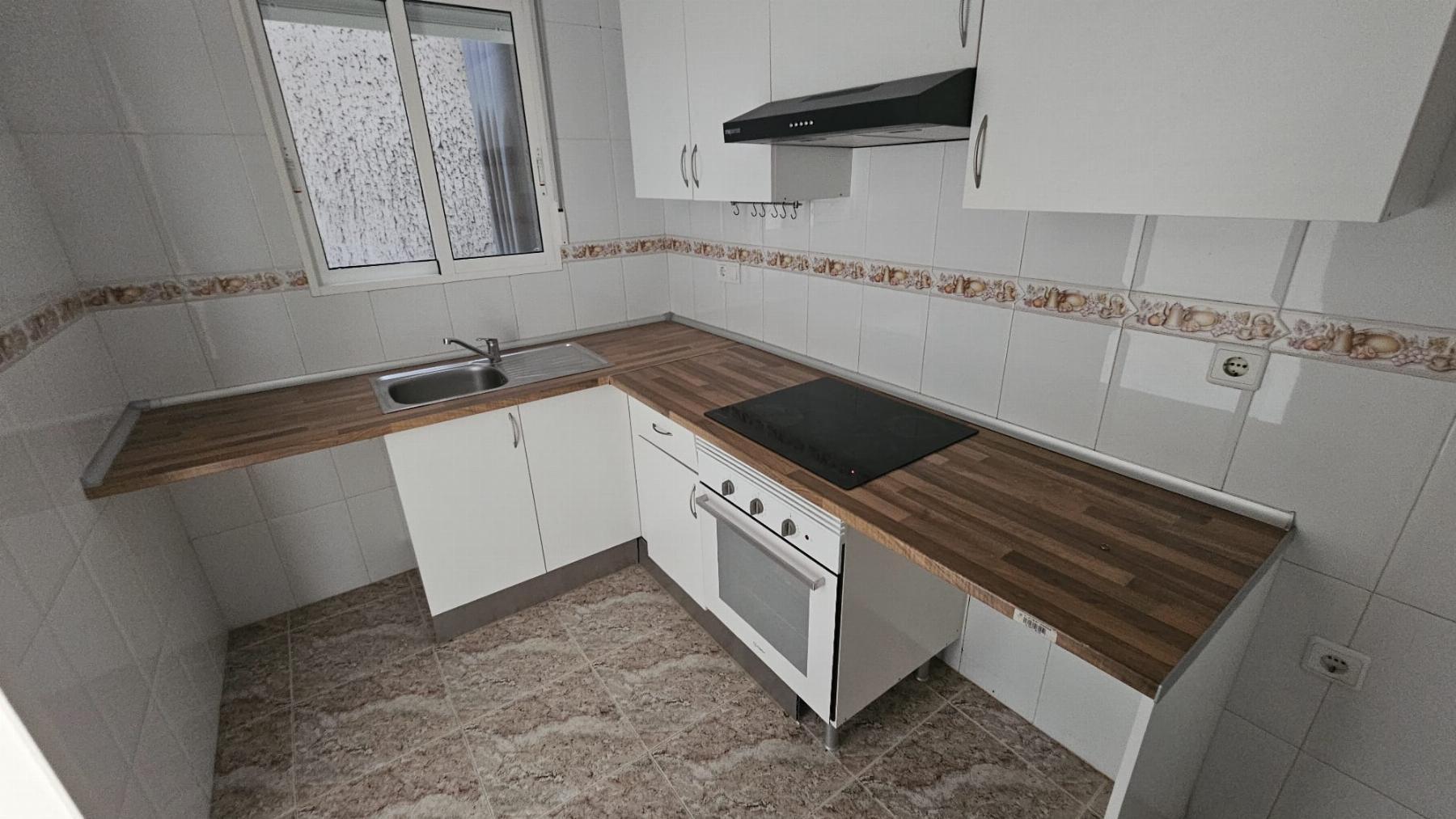 Apartamento a 400m de Playa del Cura en Torrevieja — 2 dorm. y terraza