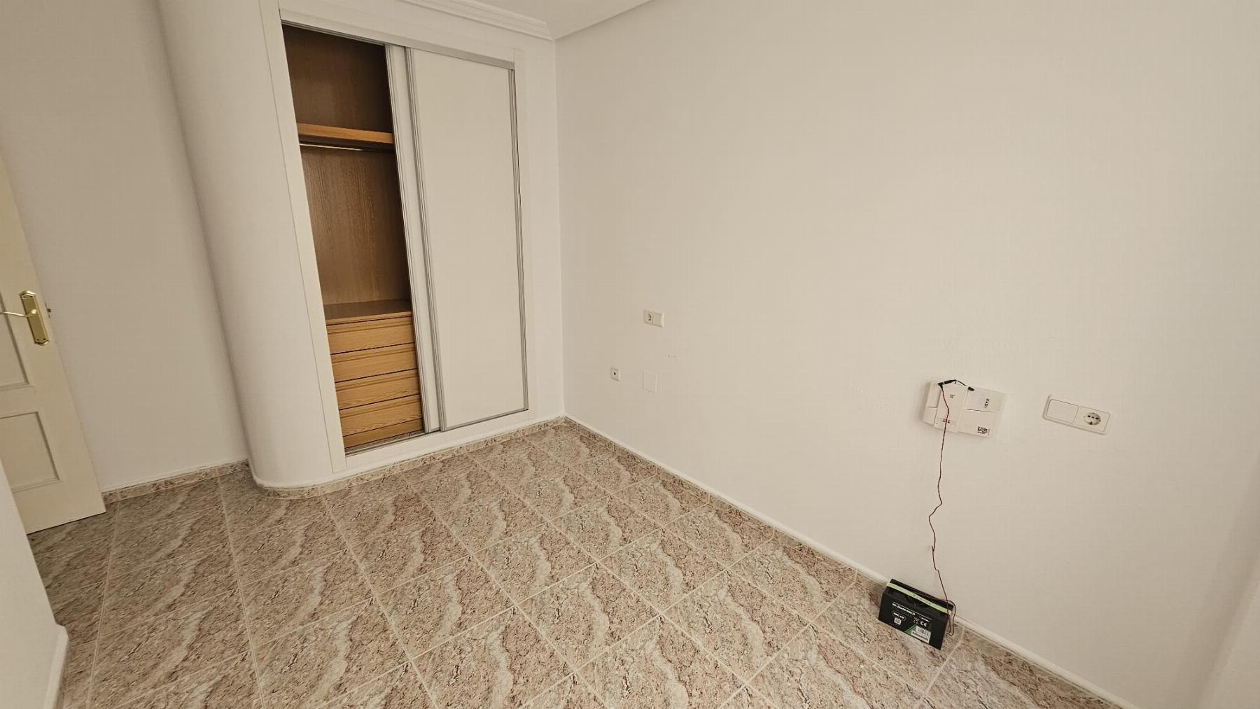 Apartamento a 400m de Playa del Cura en Torrevieja — 2 dorm. y terraza