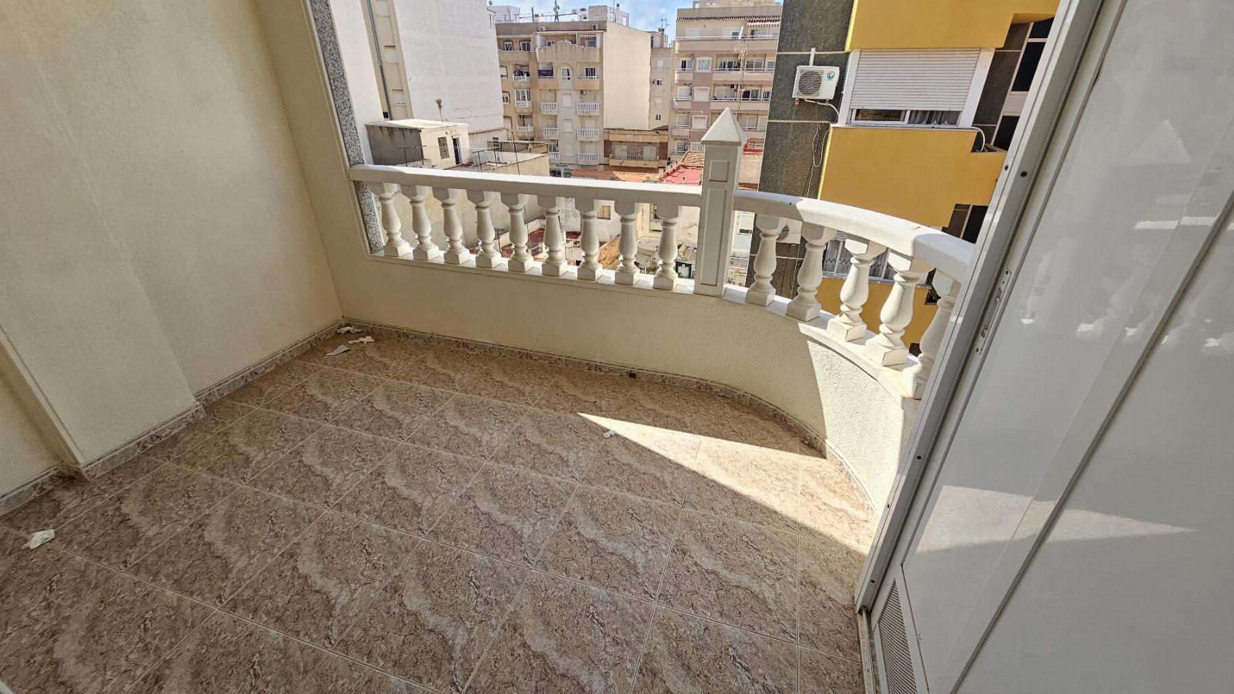 Apartamento a 400m de Playa del Cura en Torrevieja — 2 dorm. y terraza