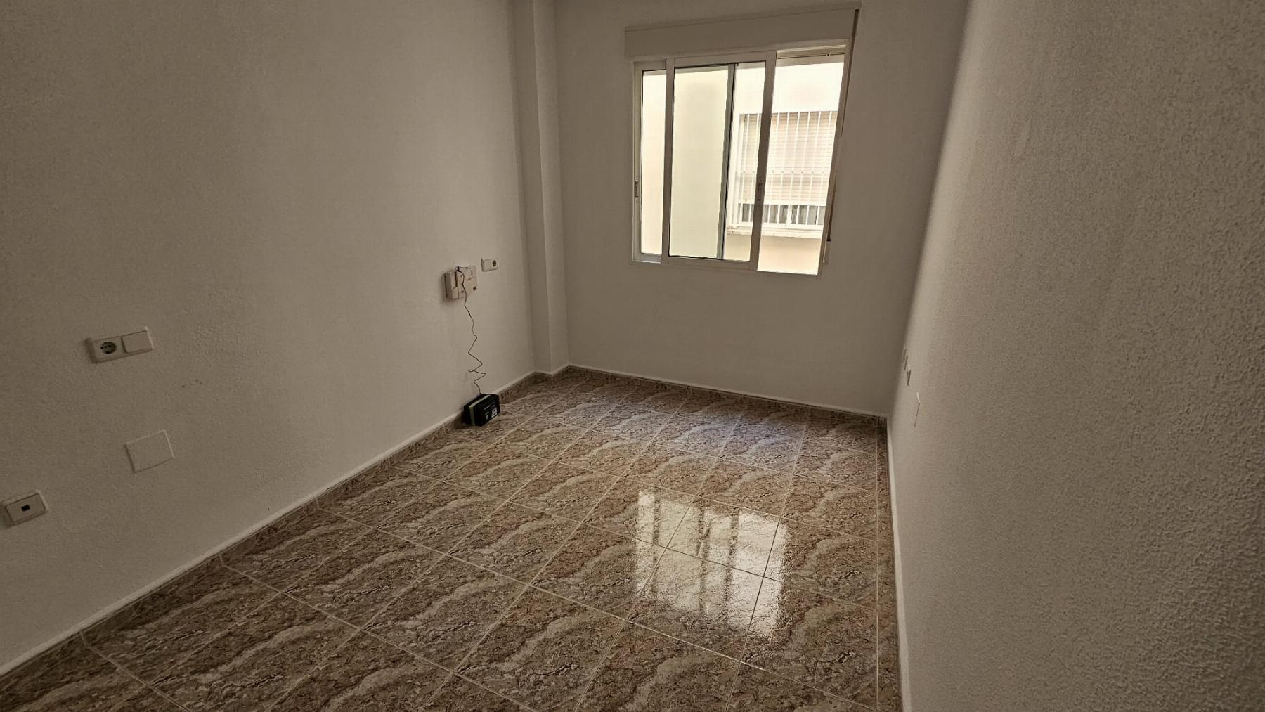 Apartamento a 400m de Playa del Cura en Torrevieja — 2 dorm. y terraza
