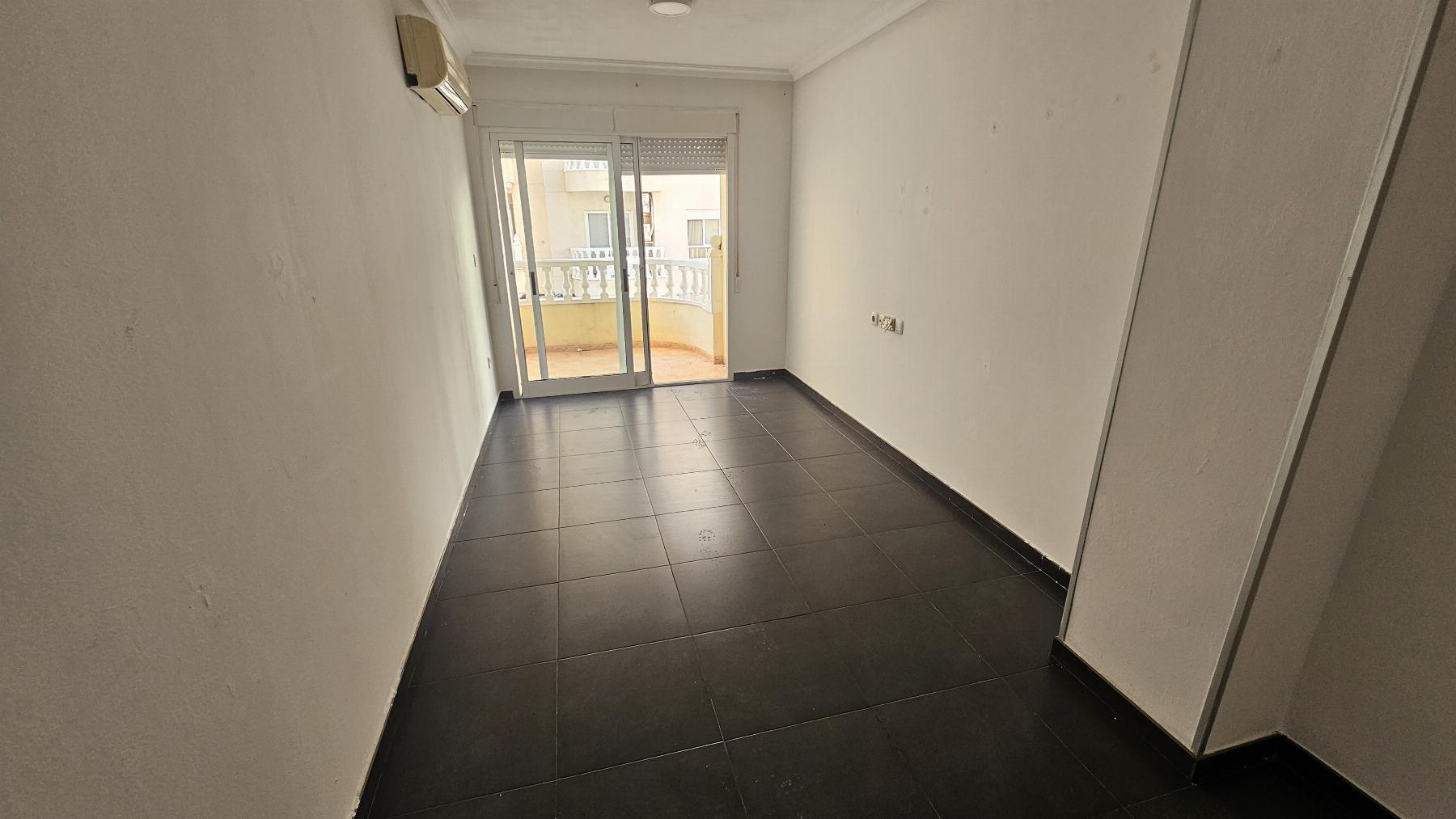 Apartamento de 3 dorm. a 290m de Playa del Cura, Torrevieja — con gran patio