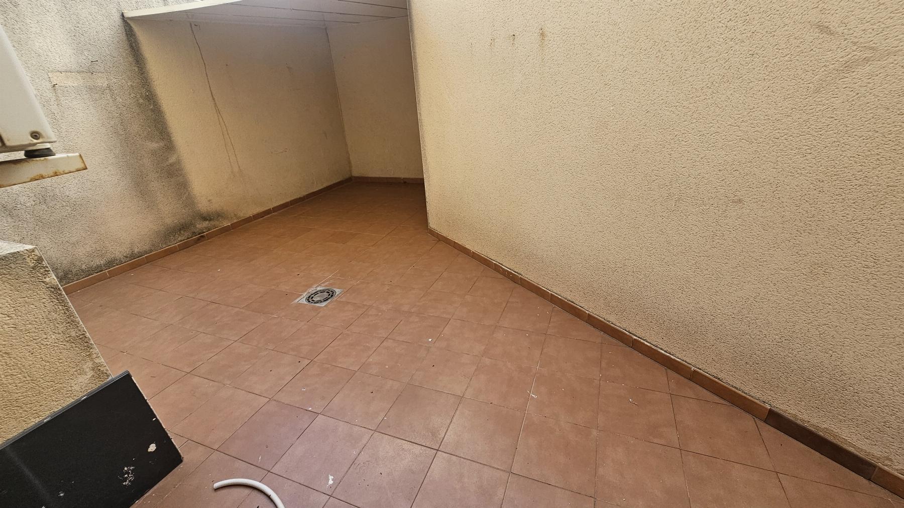 Apartamento de 3 dorm. a 290m de Playa del Cura, Torrevieja — con gran patio