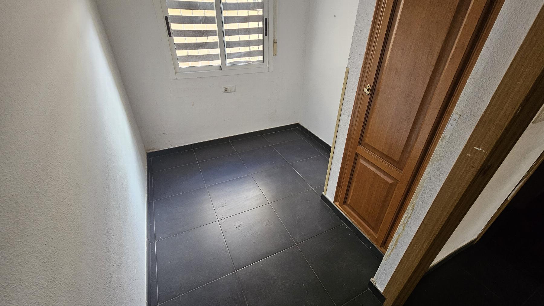 Apartamento de 3 dorm. a 290m de Playa del Cura, Torrevieja — con gran patio