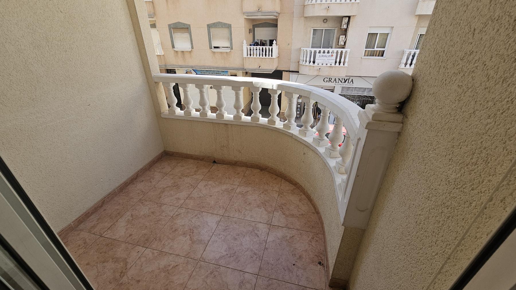 Apartamento de 3 dorm. a 290m de Playa del Cura, Torrevieja — con gran patio