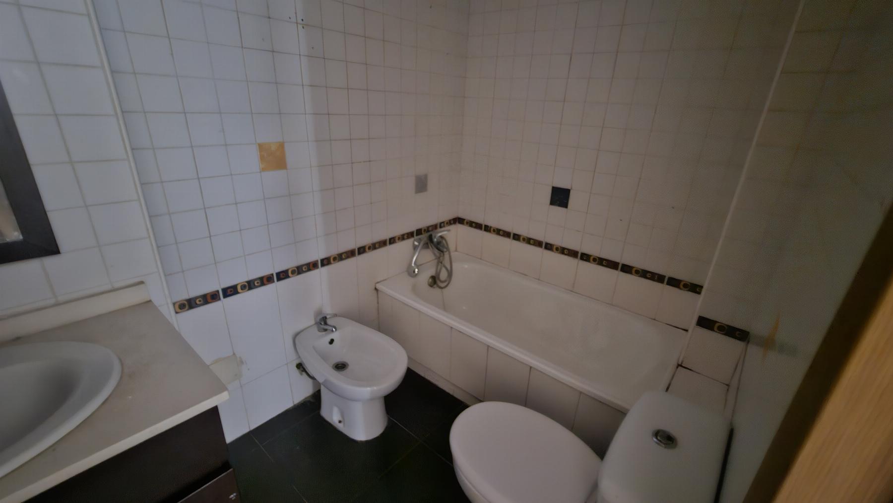 Apartamento de 3 dorm. a 290m de Playa del Cura, Torrevieja — con gran patio