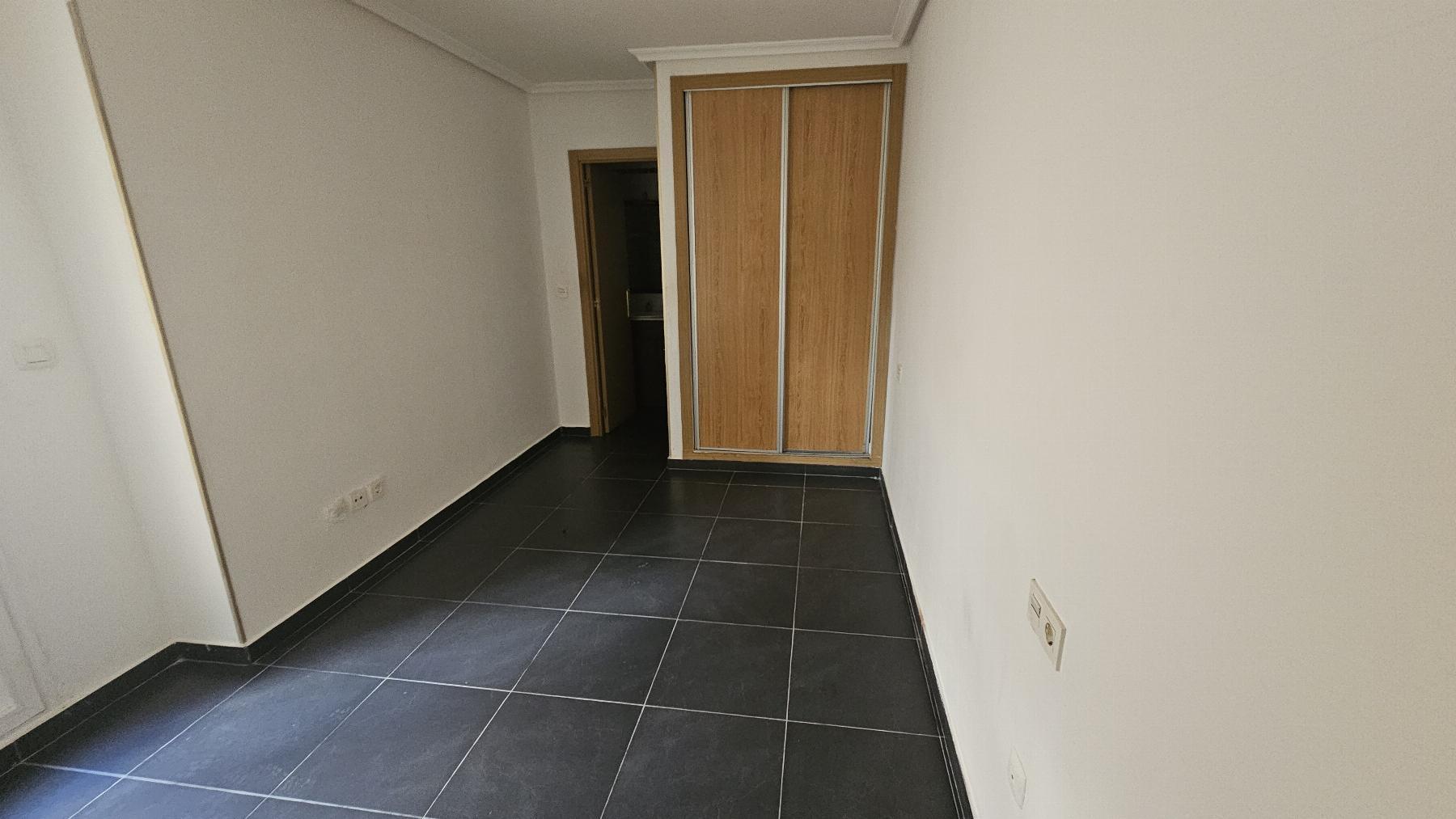 Apartamento de 3 dorm. a 290m de Playa del Cura, Torrevieja — con gran patio