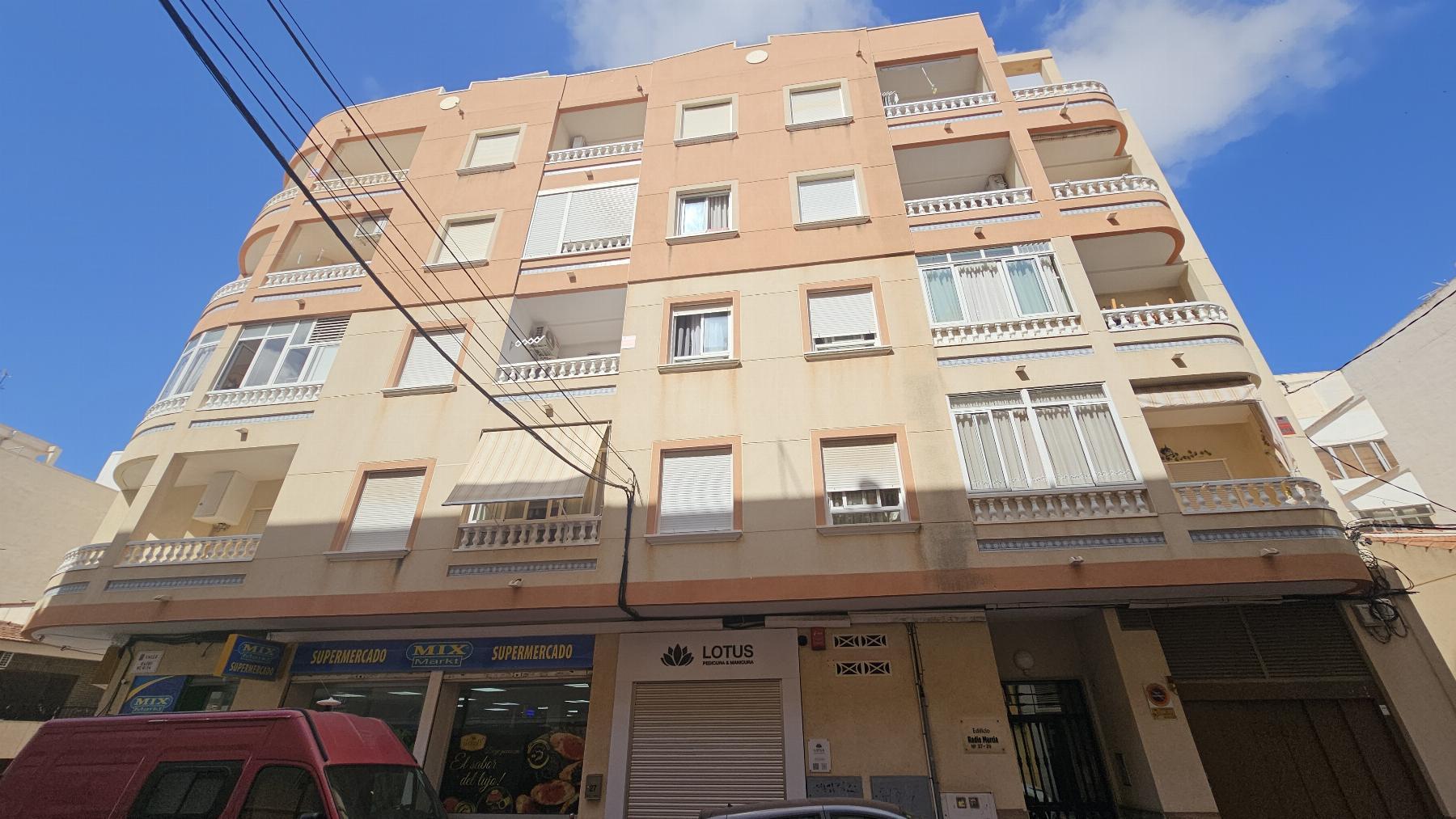 Apartamento de 3 dorm. a 290m de Playa del Cura, Torrevieja — con gran patio
