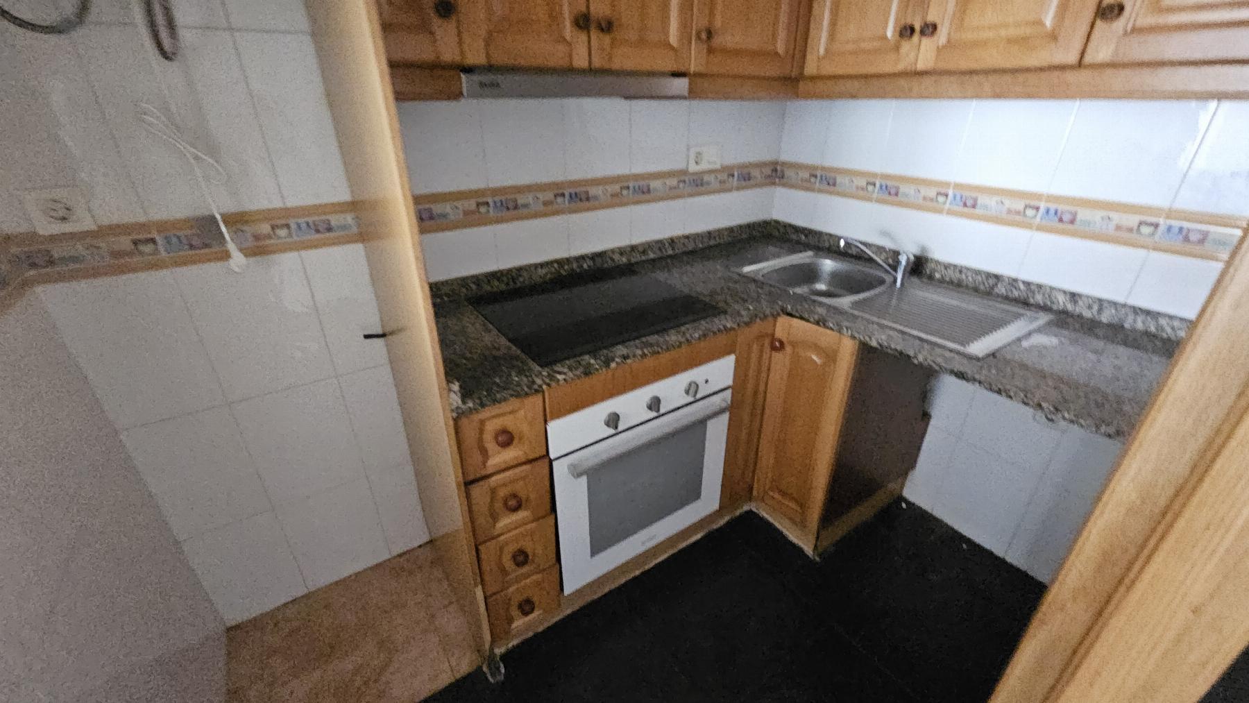 Apartamento de 3 dorm. a 290m de Playa del Cura, Torrevieja — con gran patio
