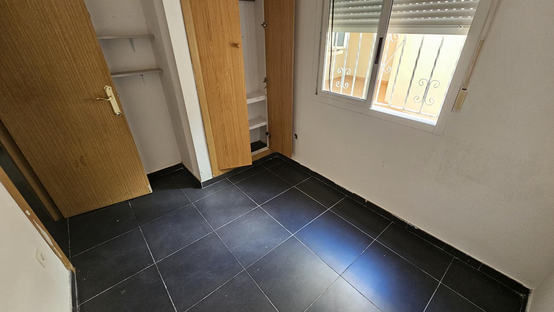 Apartamento de 3 dorm. a 290m de Playa del Cura, Torrevieja — con gran patio