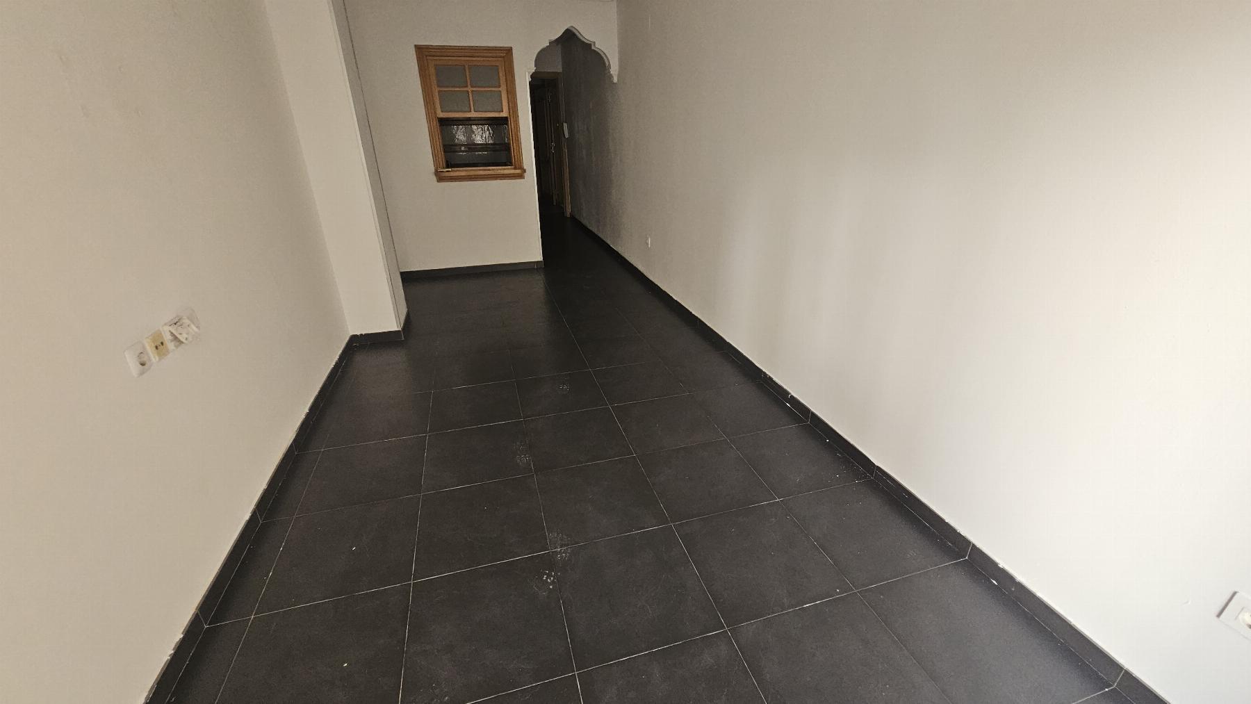 Apartamento de 3 dorm. a 290m de Playa del Cura, Torrevieja — con gran patio