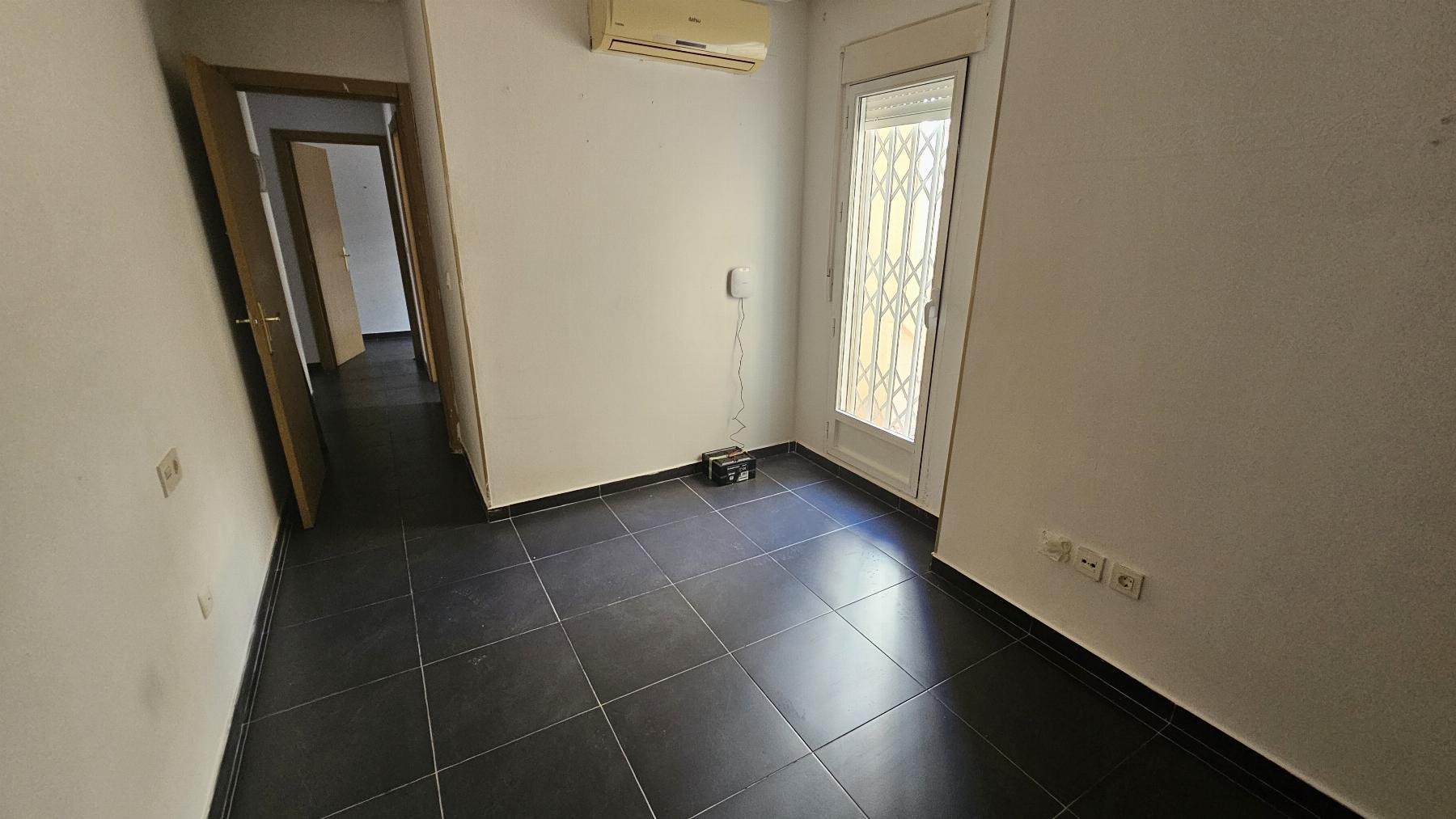 Apartamento de 3 dorm. a 290m de Playa del Cura, Torrevieja — con gran patio