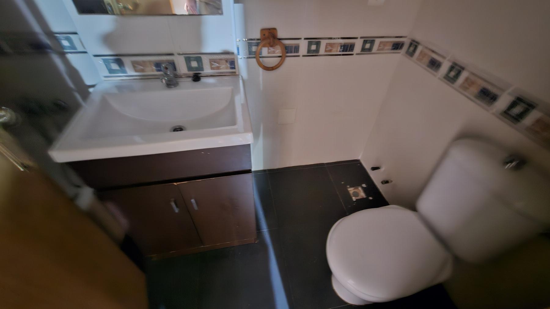 Apartamento de 3 dorm. a 290m de Playa del Cura, Torrevieja — con gran patio
