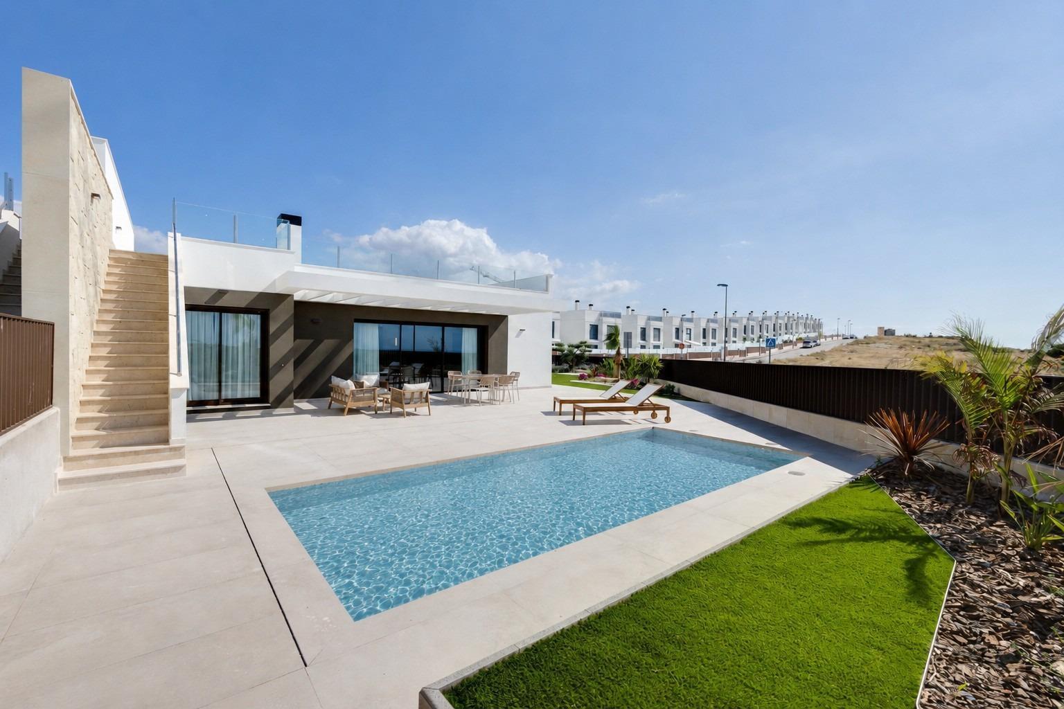 Villa de obra nueva en Mutxamel con piscina privada y vistas al mar - 3 Dorm.