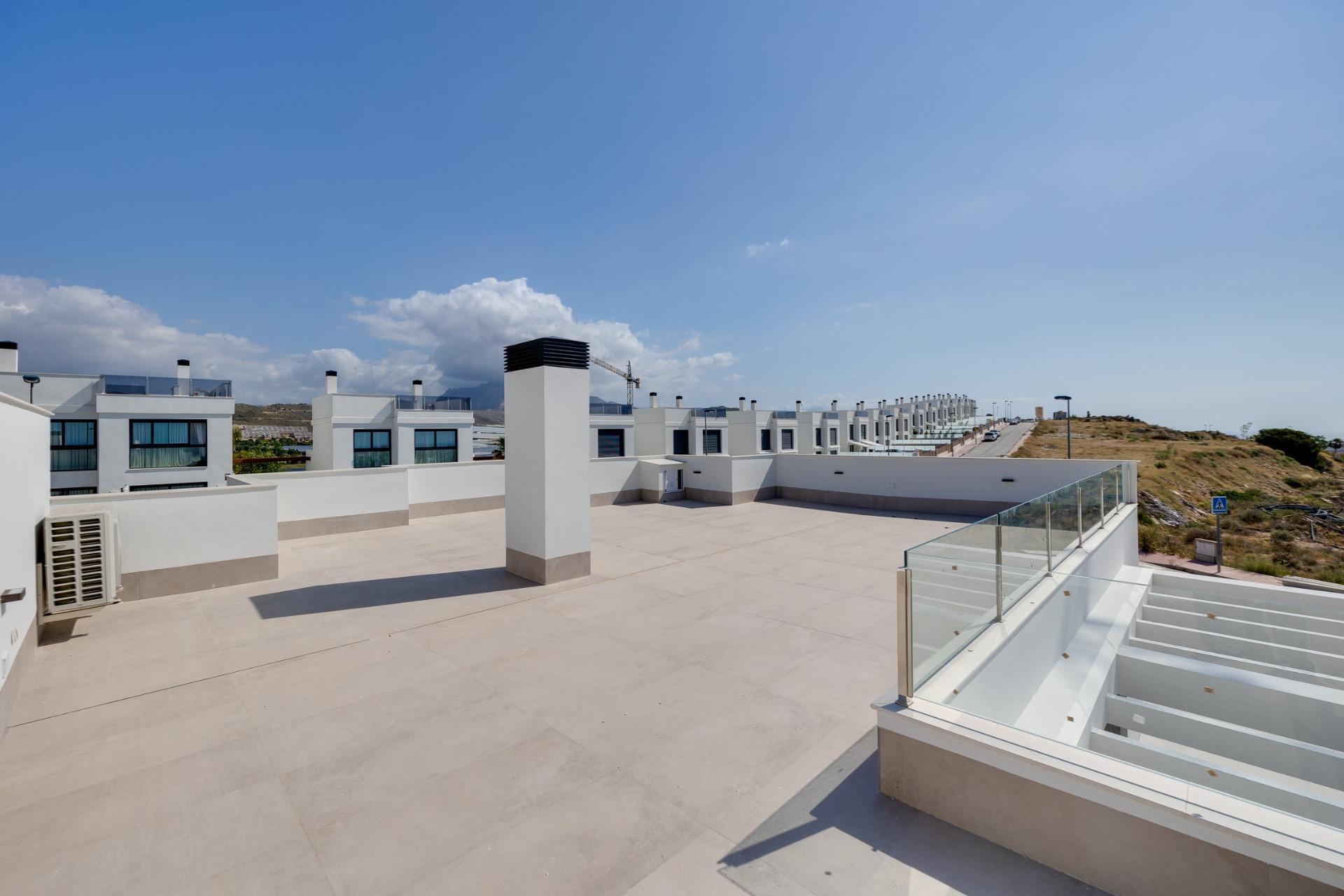Villa de obra nueva en Mutxamel con piscina privada y vistas al mar - 3 Dorm.