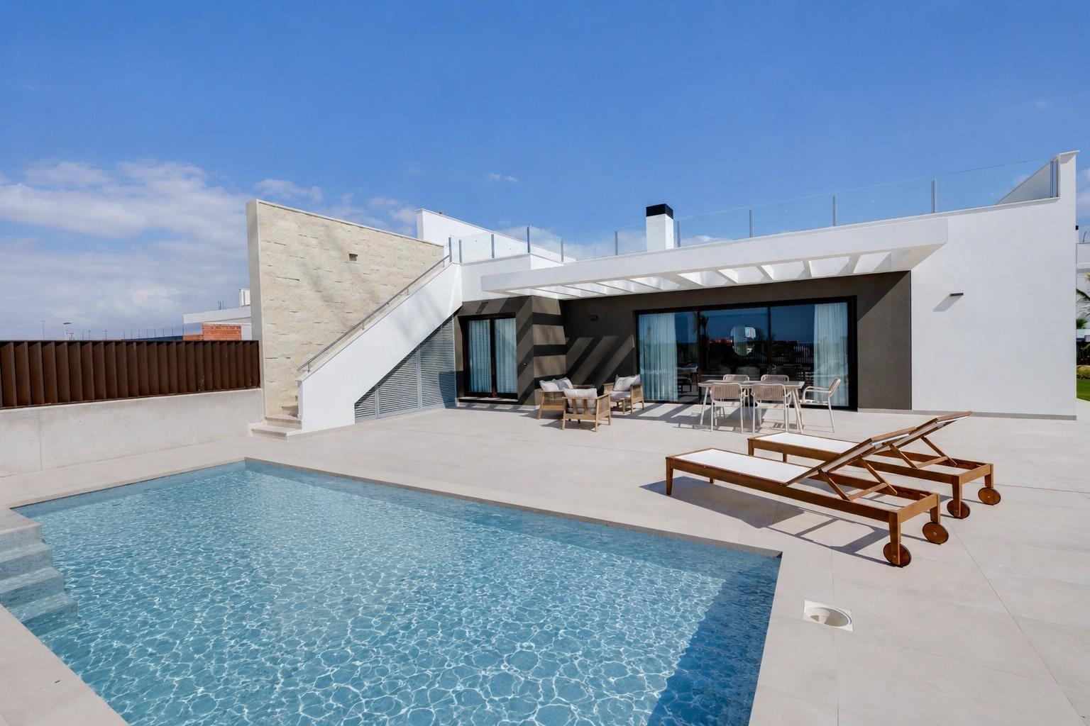 Villa de obra nueva en Mutxamel con piscina privada y vistas al mar - 3 Dorm.