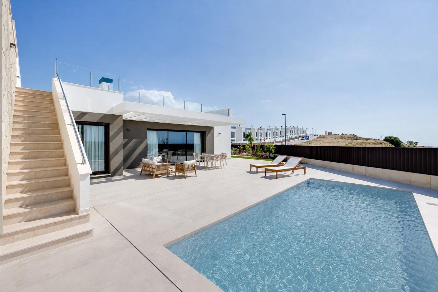 Villa de obra nueva en Mutxamel con piscina privada y vistas al mar - 3 Dorm.