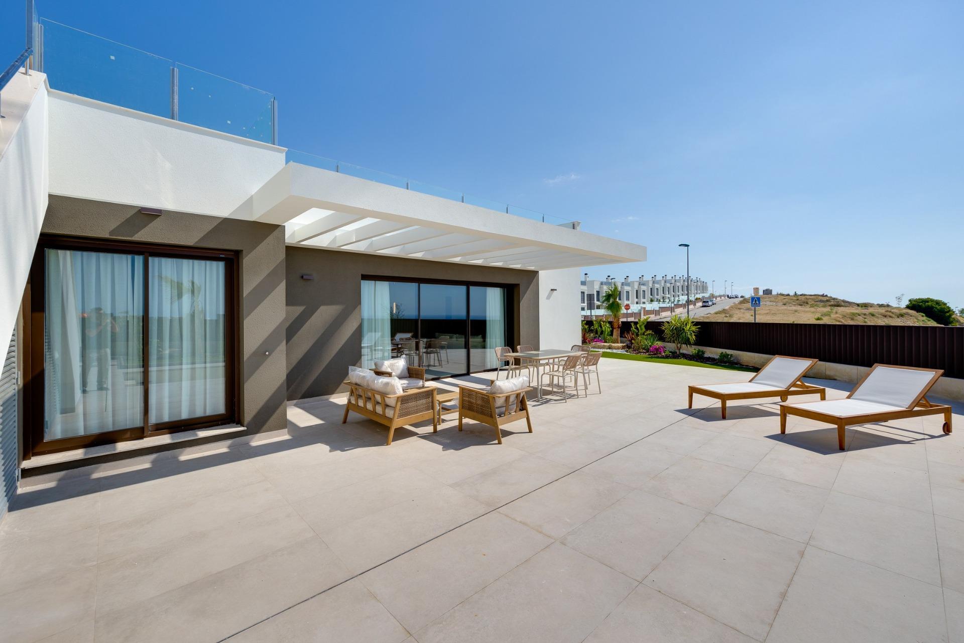 Villa de obra nueva en Mutxamel con piscina privada y vistas al mar - 3 Dorm.