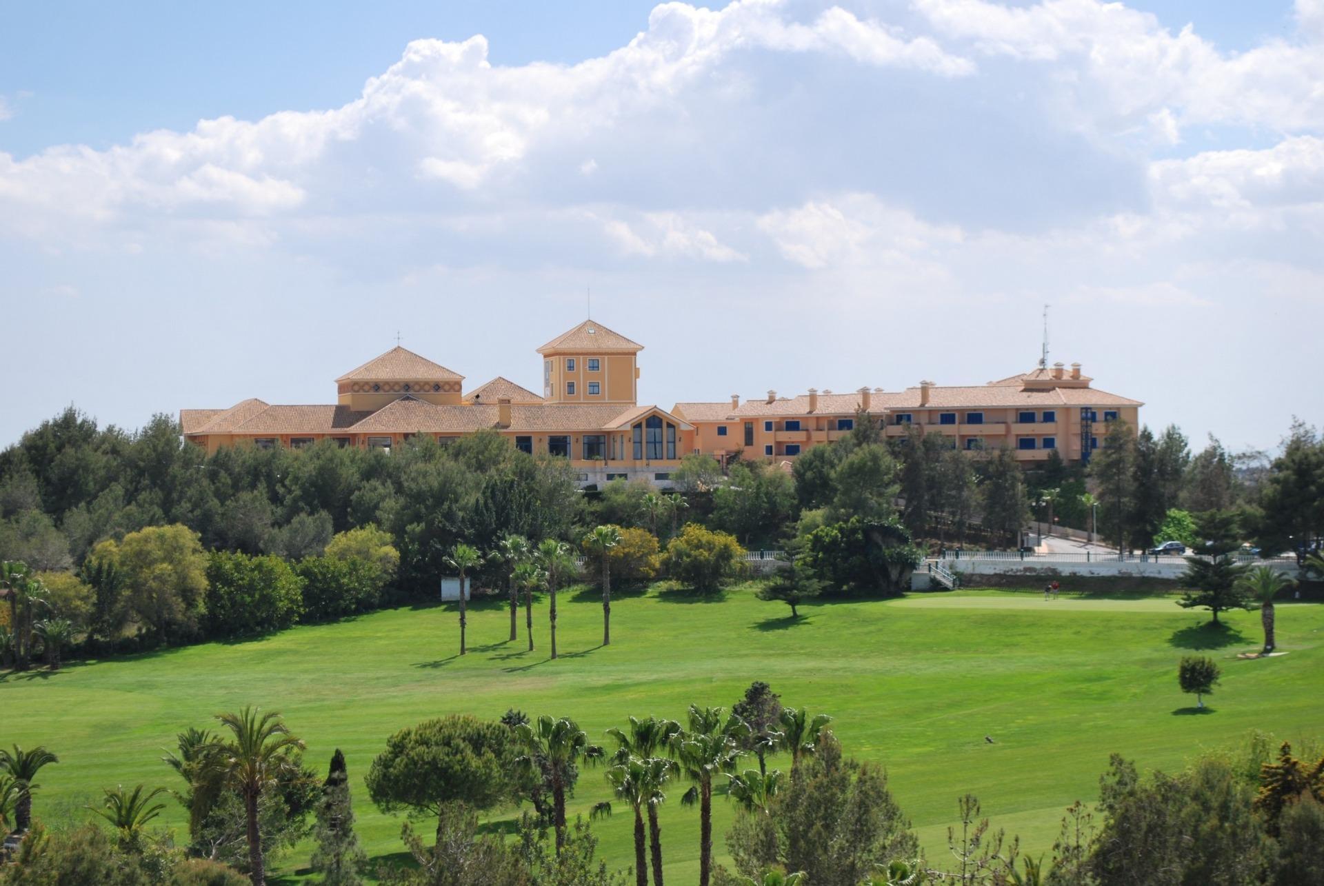 Ático exclusivo con piscina privada junto al Golf Campoamor – 2 dorm.