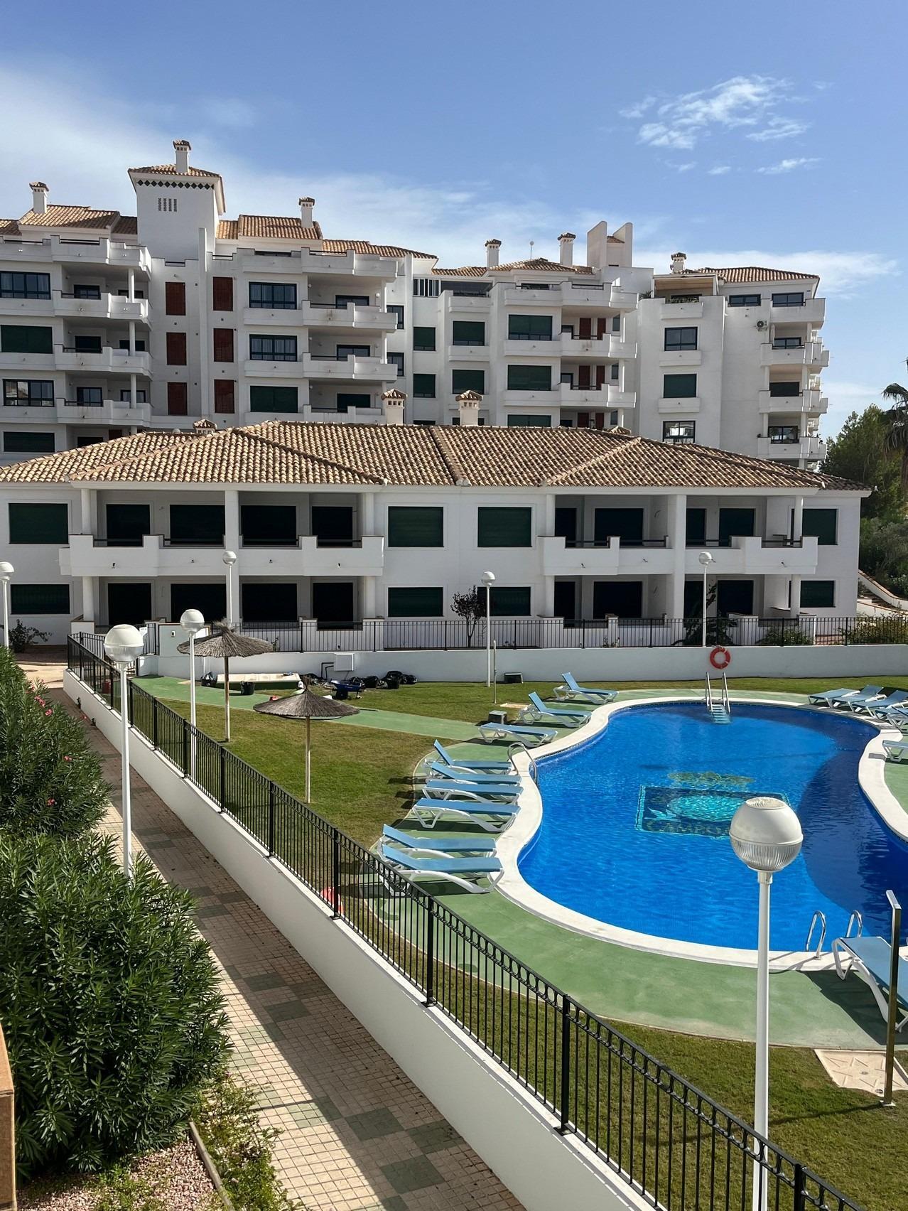 Ático exclusivo con piscina privada junto al Golf Campoamor – 2 dorm.