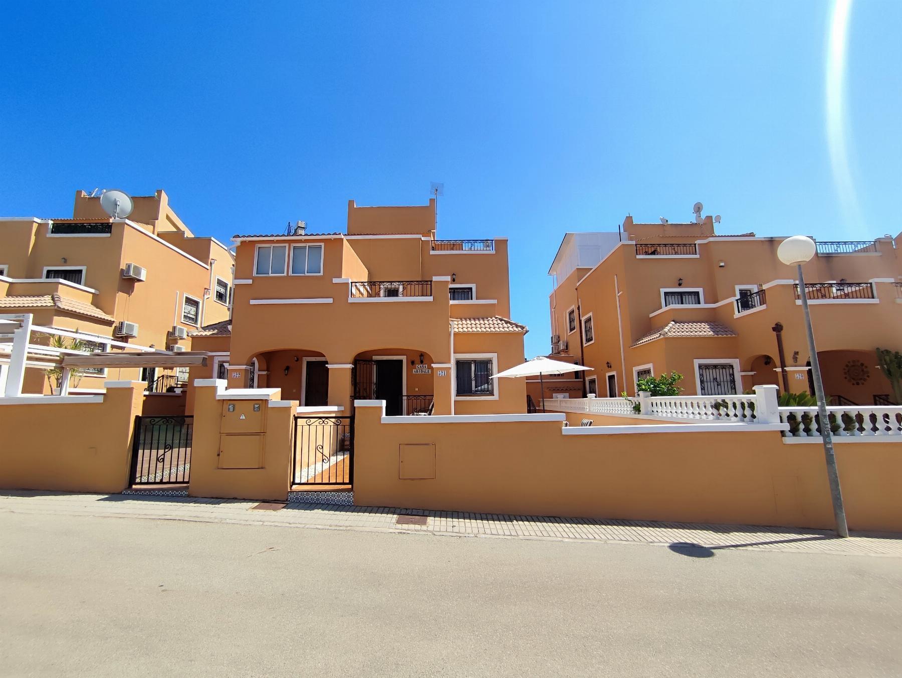 Dúplex con piscina privada en Los Altos: 3 dorm. y amplitud en Orihuela Costa