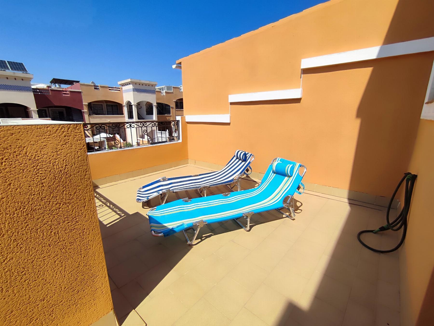 Dúplex con piscina privada en Los Altos: 3 dorm. y amplitud en Orihuela Costa