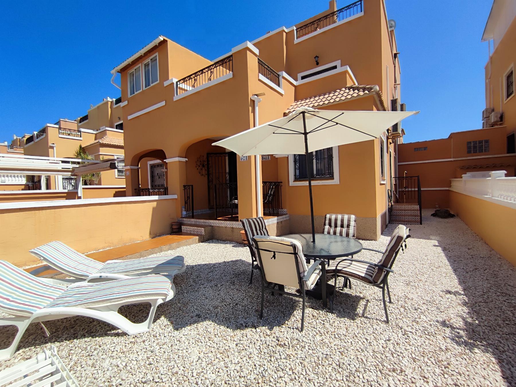 Dúplex con piscina privada en Los Altos: 3 dorm. y amplitud en Orihuela Costa