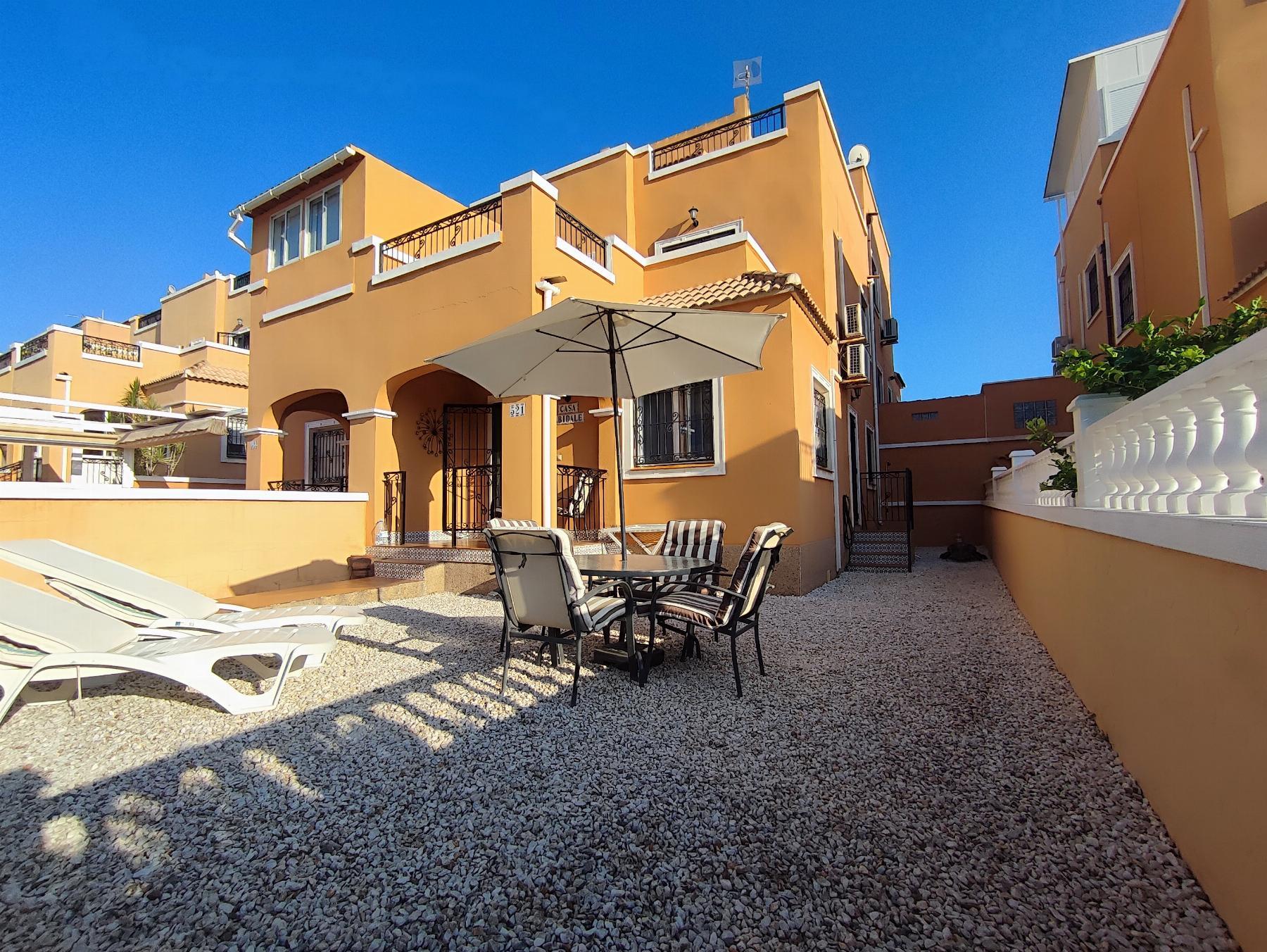 Dúplex con piscina privada en Los Altos: 3 dorm. y amplitud en Orihuela Costa
