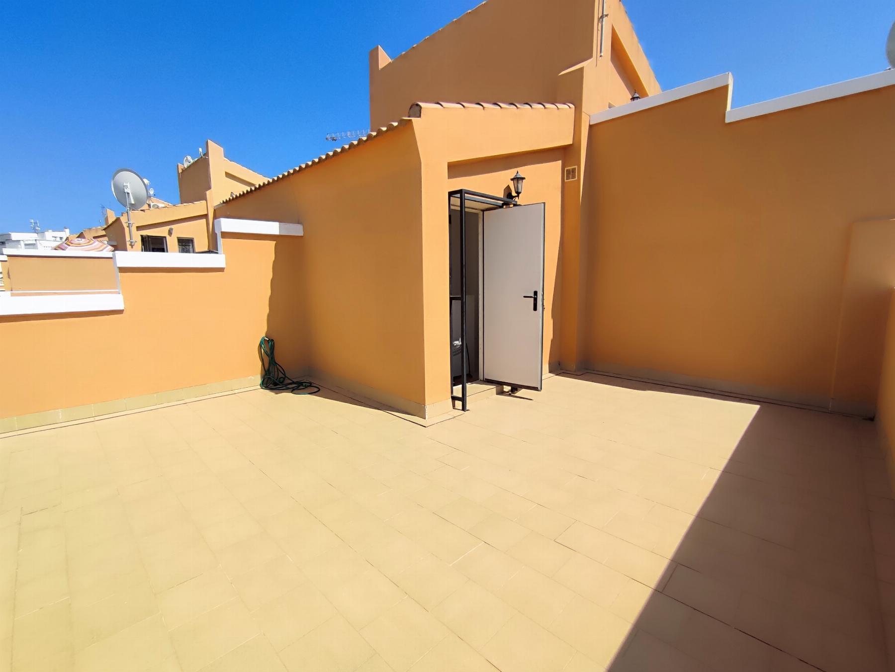 Dúplex con piscina privada en Los Altos: 3 dorm. y amplitud en Orihuela Costa
