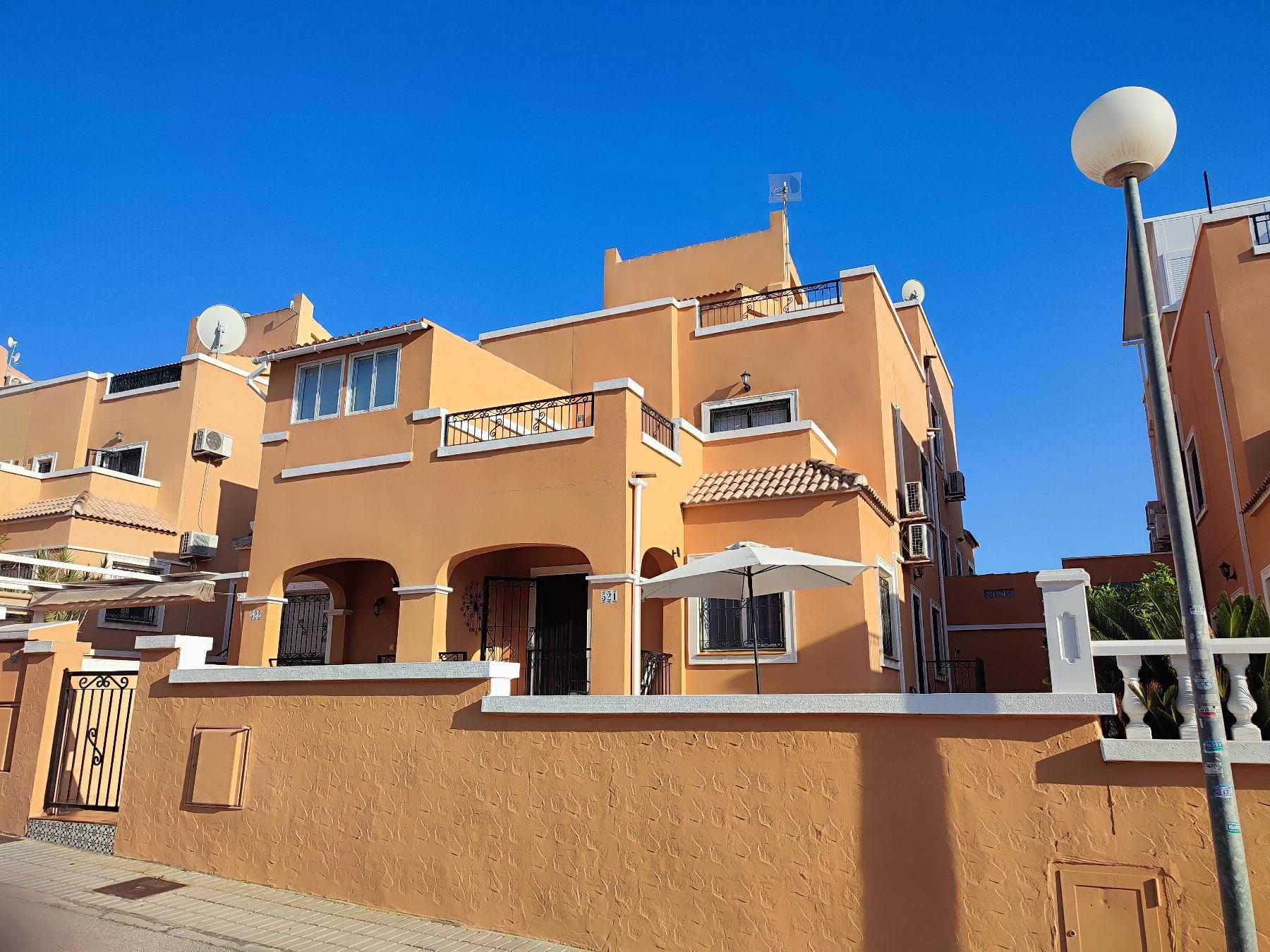 Dúplex con piscina privada en Los Altos: 3 dorm. y amplitud en Orihuela Costa