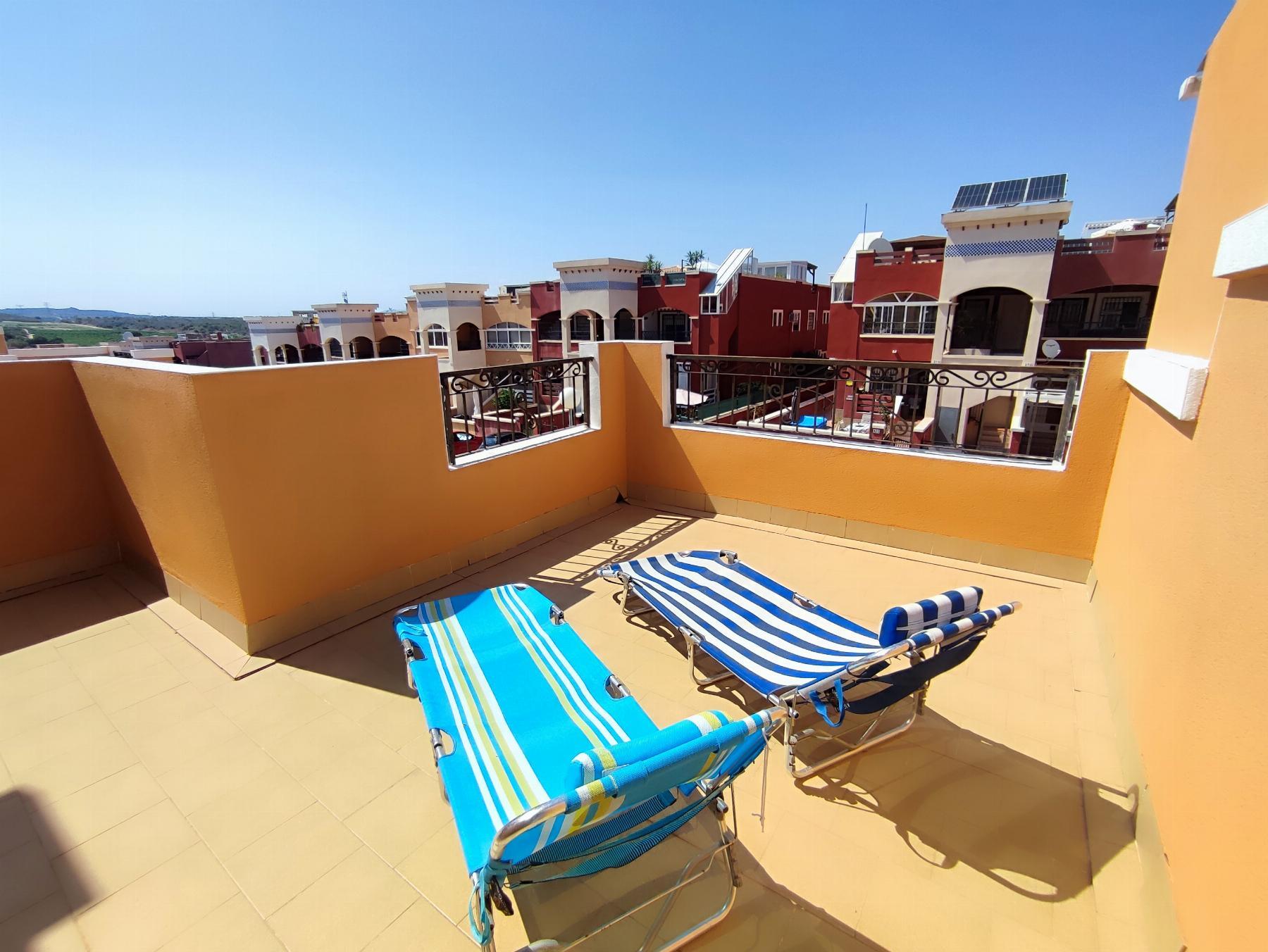 Dúplex con piscina privada en Los Altos: 3 dorm. y amplitud en Orihuela Costa