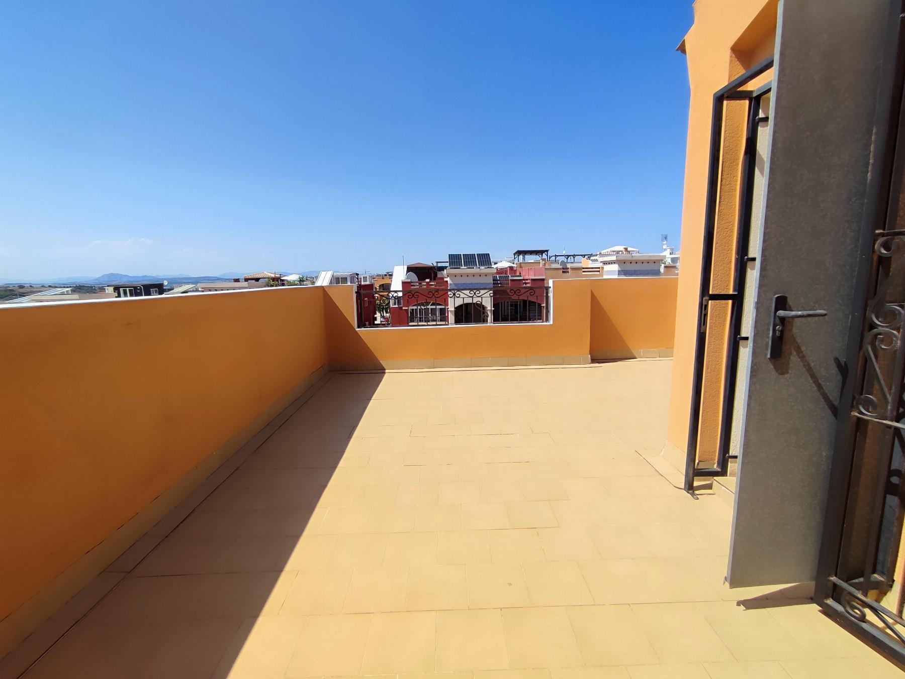 Dúplex con piscina privada en Los Altos: 3 dorm. y amplitud en Orihuela Costa