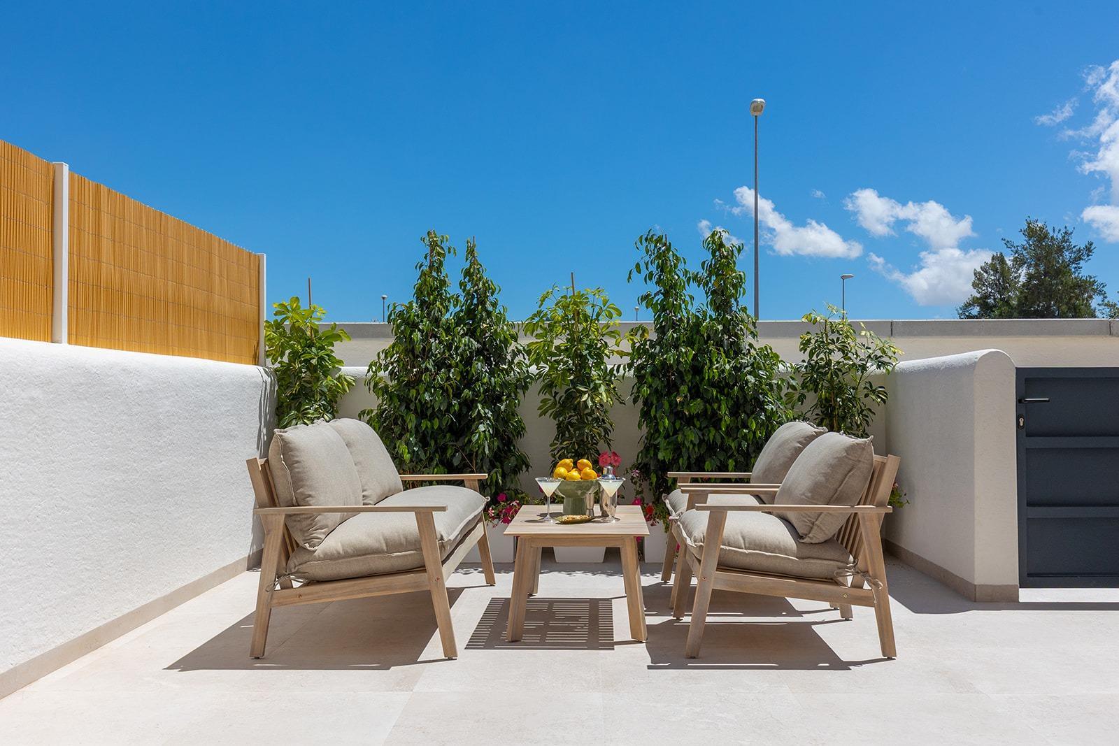 Chalet de obra nueva con piscina privada en Dolores — 3 dorm. y diseño moderno