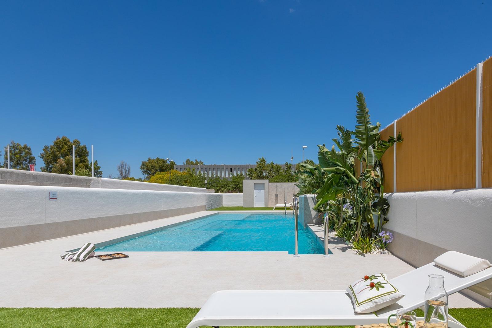 Chalet de obra nueva con piscina privada en Dolores — 3 dorm. y diseño moderno