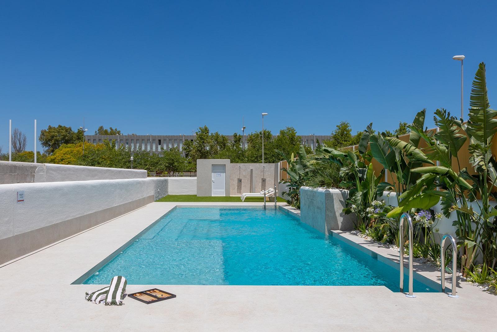 Chalet de obra nueva con piscina privada en Dolores — 3 dorm. y diseño moderno