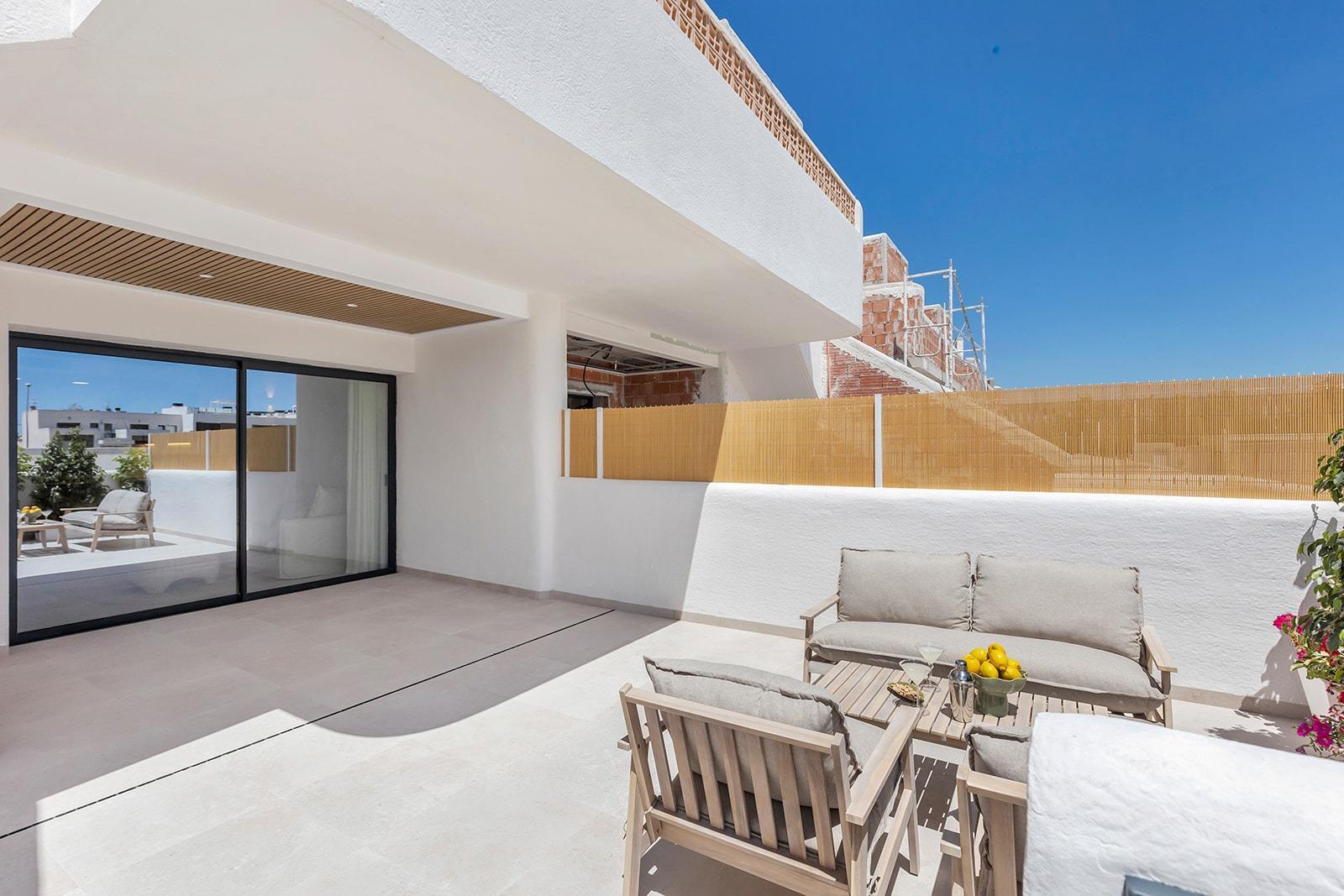 Chalet de obra nueva con piscina privada en Dolores — 3 dorm. y diseño moderno