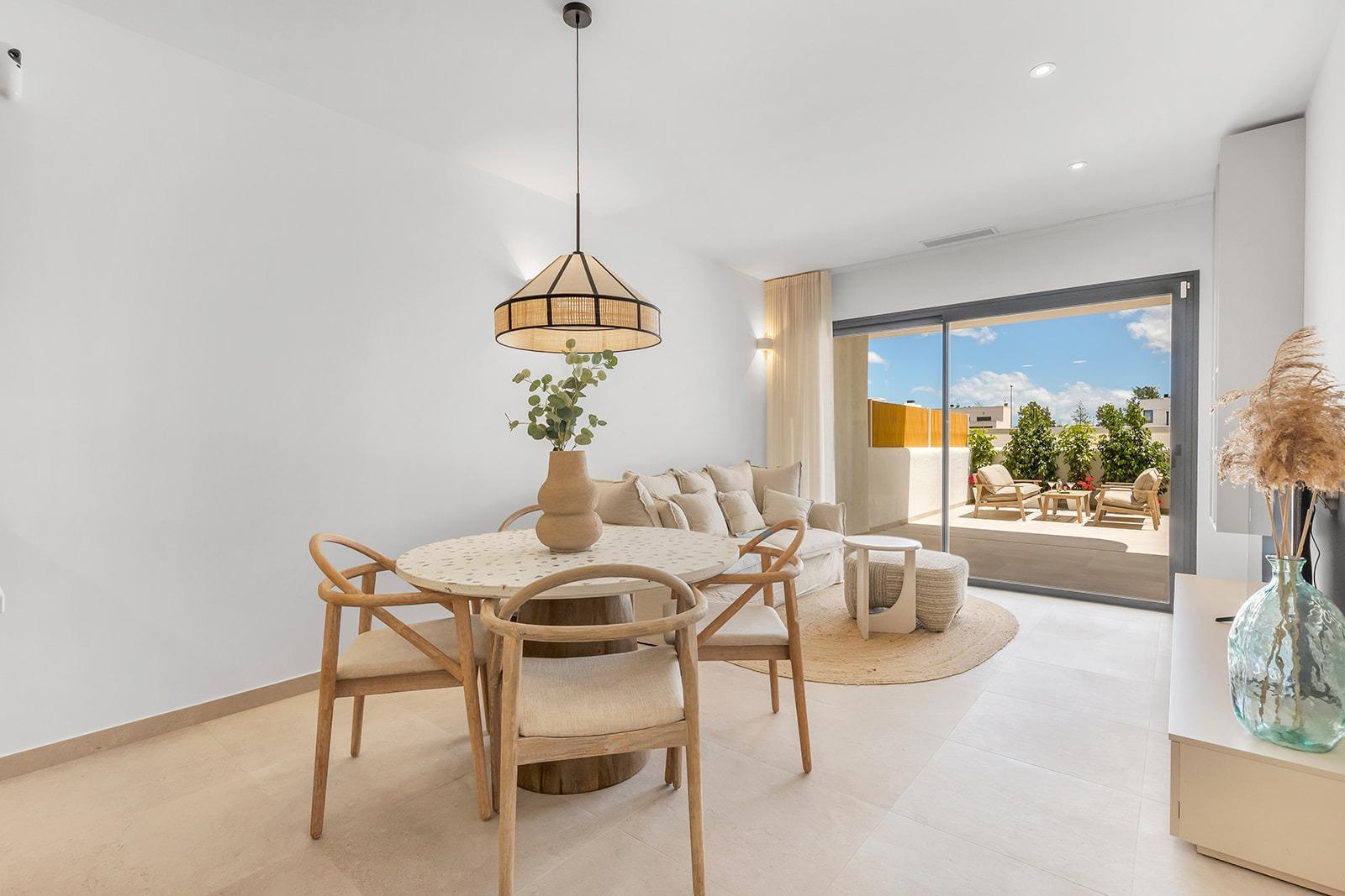Chalet de obra nueva con piscina privada en Dolores — 3 dorm. y diseño moderno