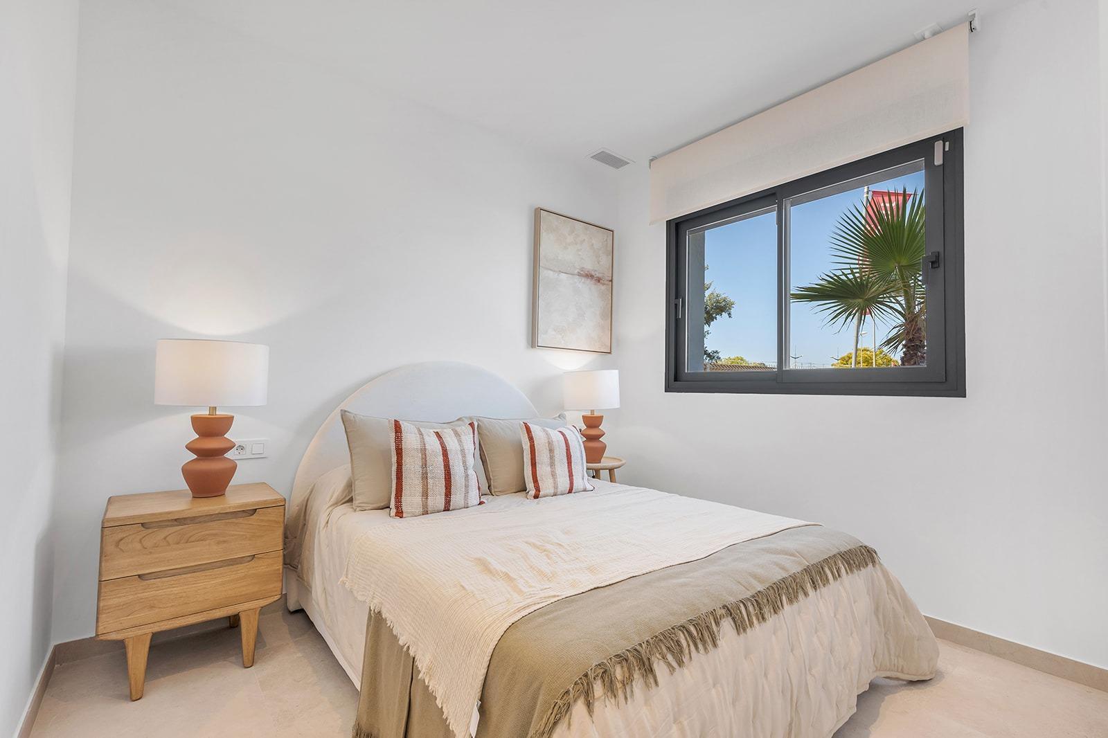 Chalet de obra nueva con piscina privada en Dolores — 3 dorm. y diseño moderno