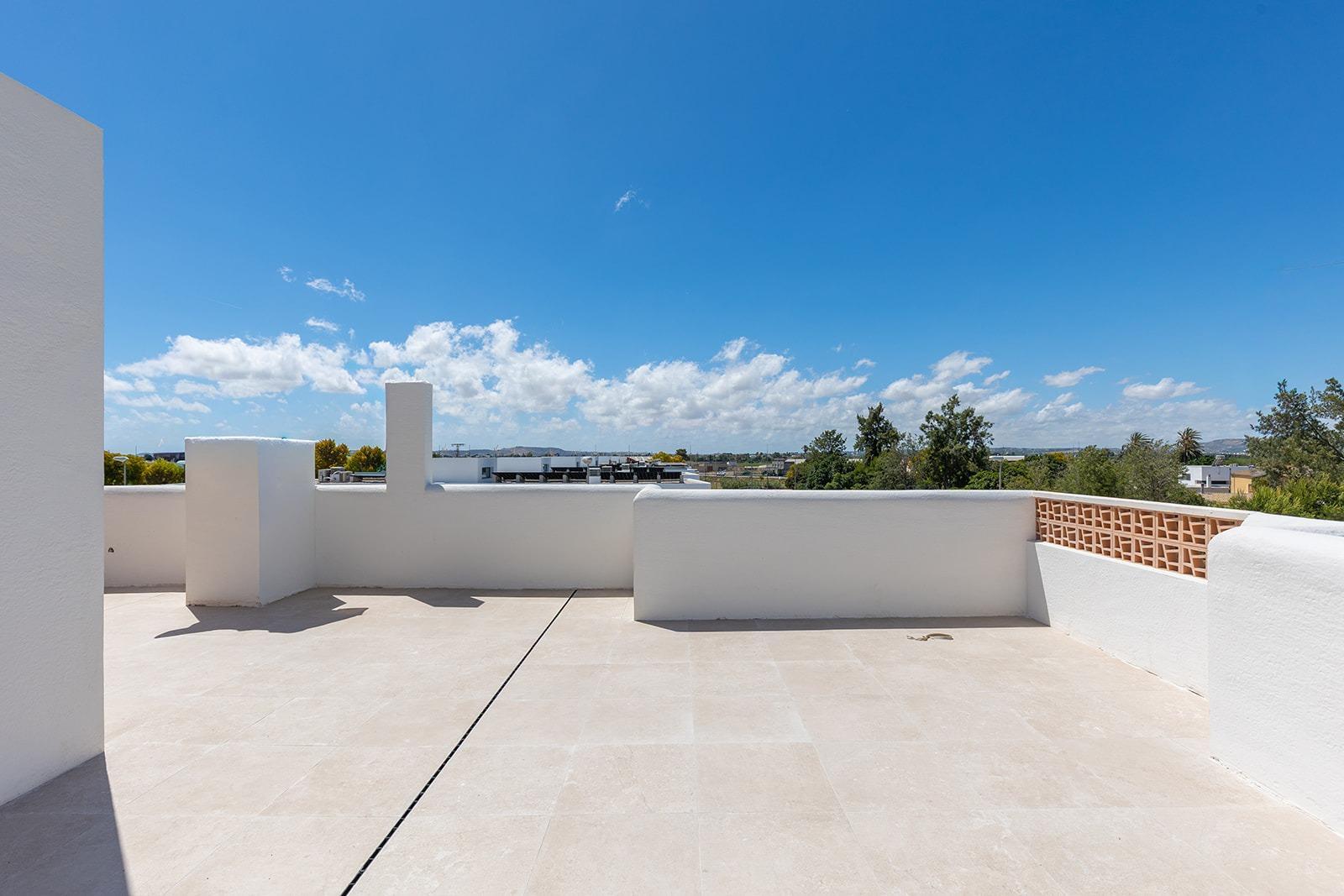 Chalet de obra nueva con piscina privada en Dolores — 3 dorm. y diseño moderno