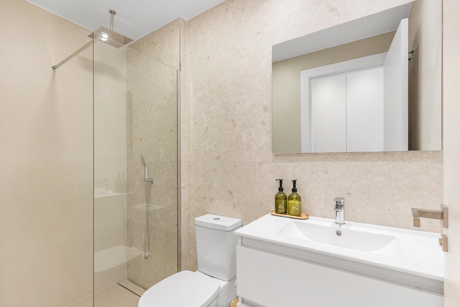 Chalet de obra nueva con piscina privada en Dolores — 3 dorm. y diseño moderno