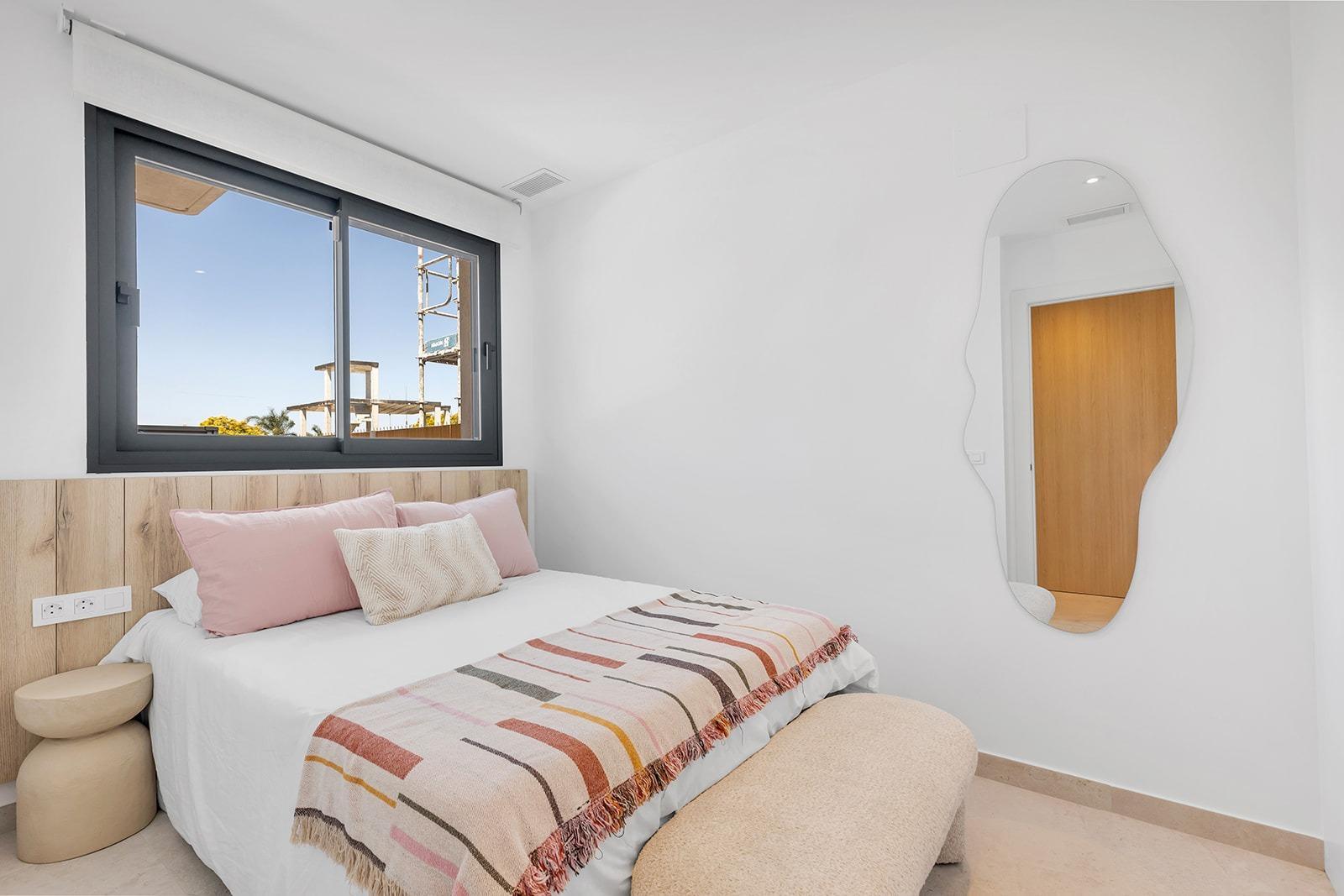 Chalet de obra nueva con piscina privada en Dolores — 3 dorm. y diseño moderno