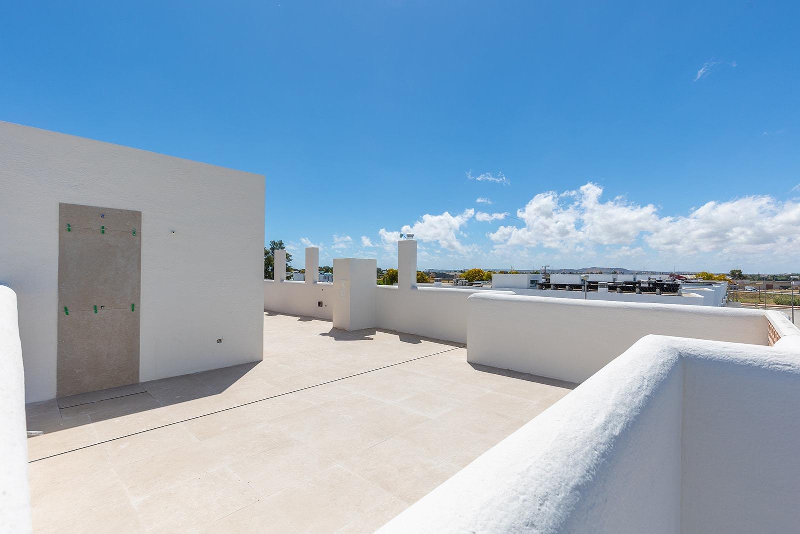 Chalet de obra nueva con piscina privada en Dolores — 3 dorm. y diseño moderno